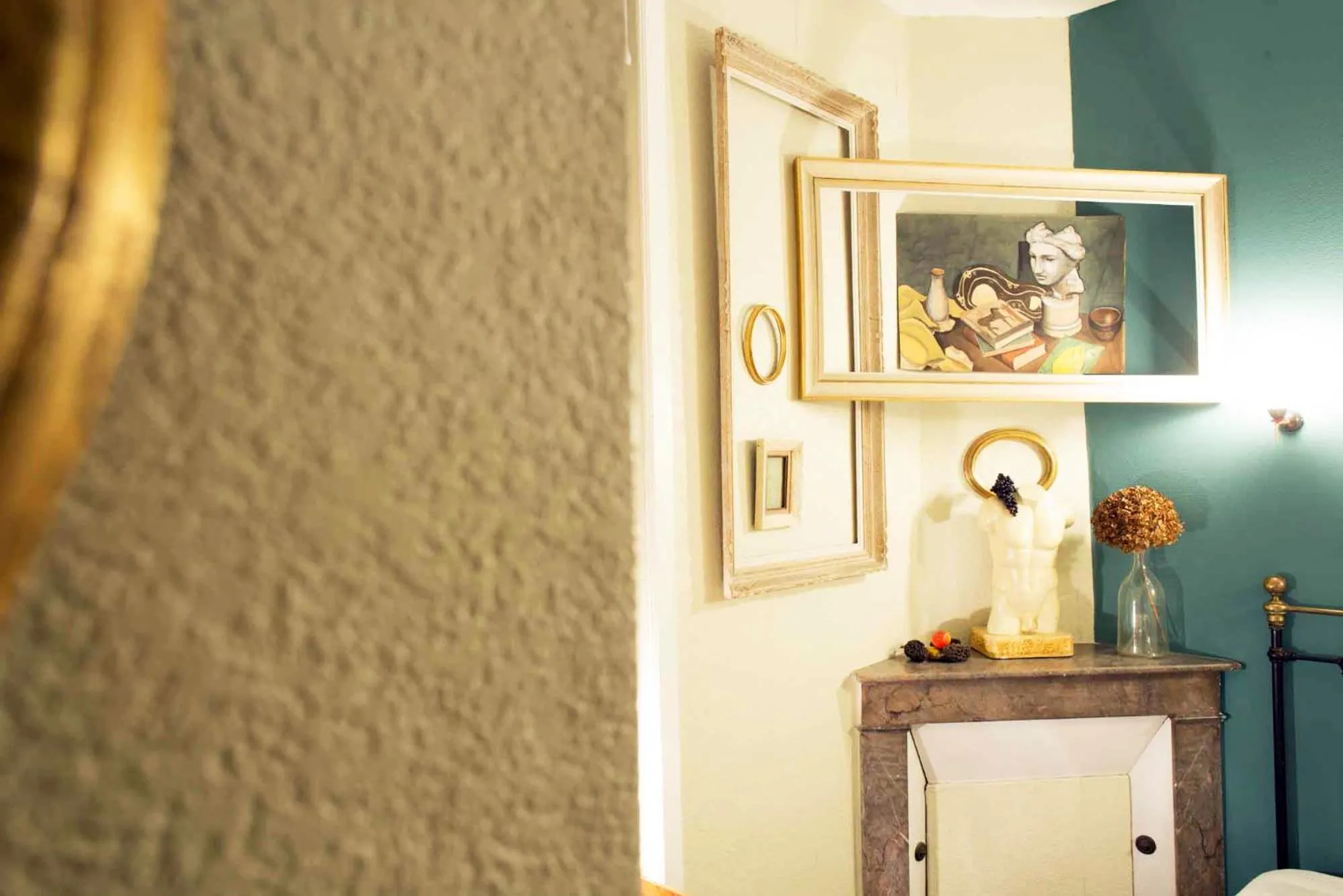 Decorative detail in Hotel Auberge des Remparts