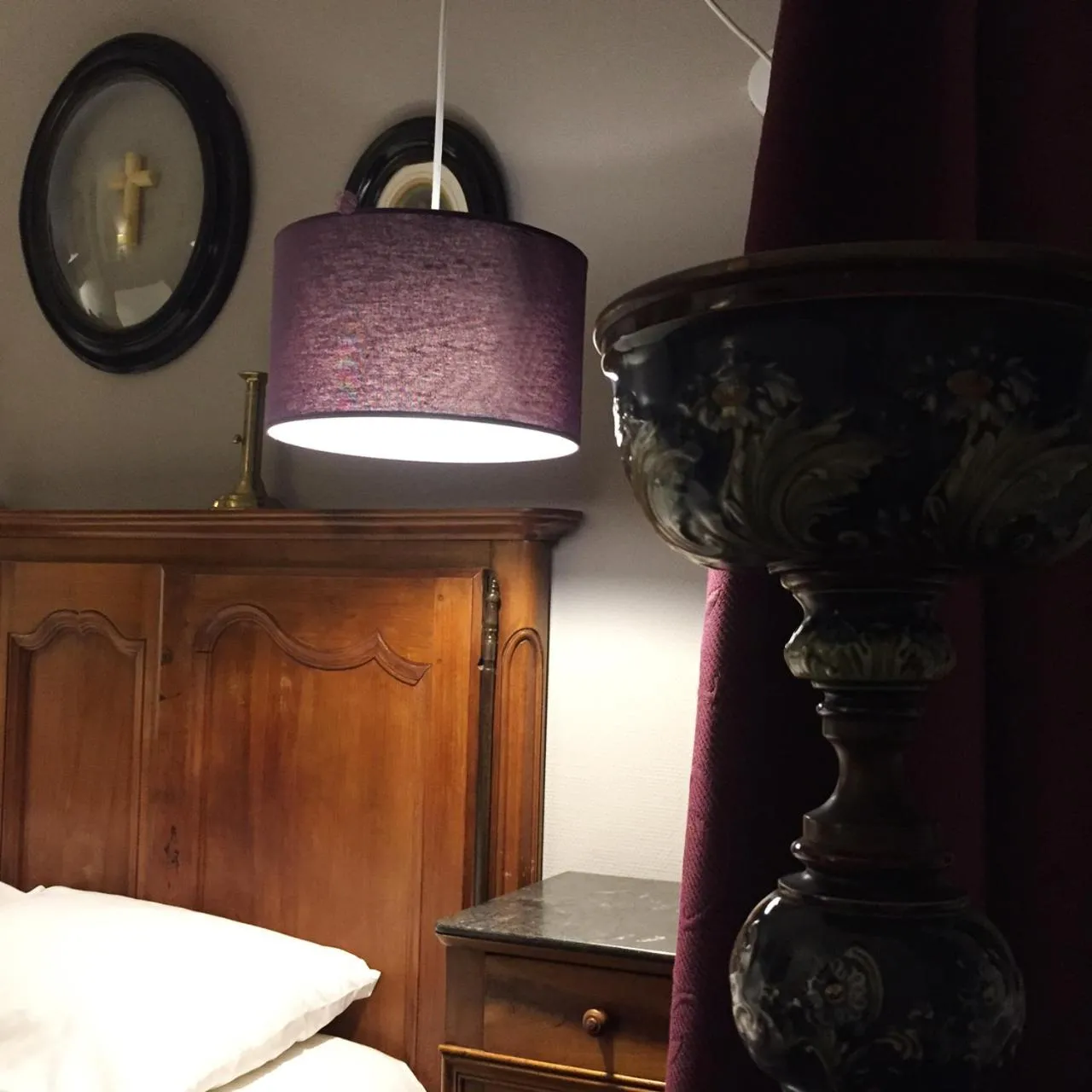 Decorative detail, Bed in Hotel Auberge des Remparts