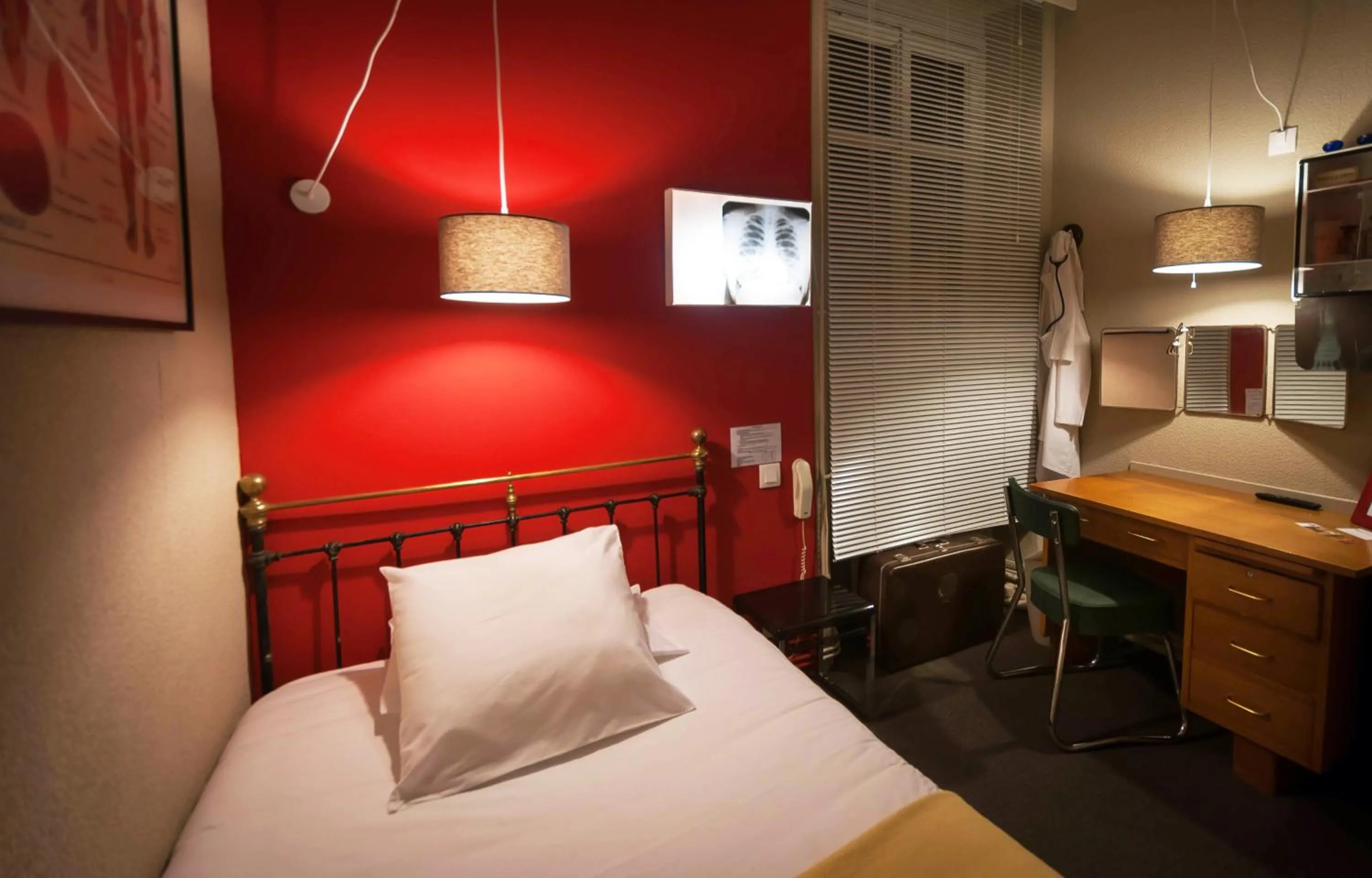Photo of the whole room, Bed in Hotel Auberge des Remparts