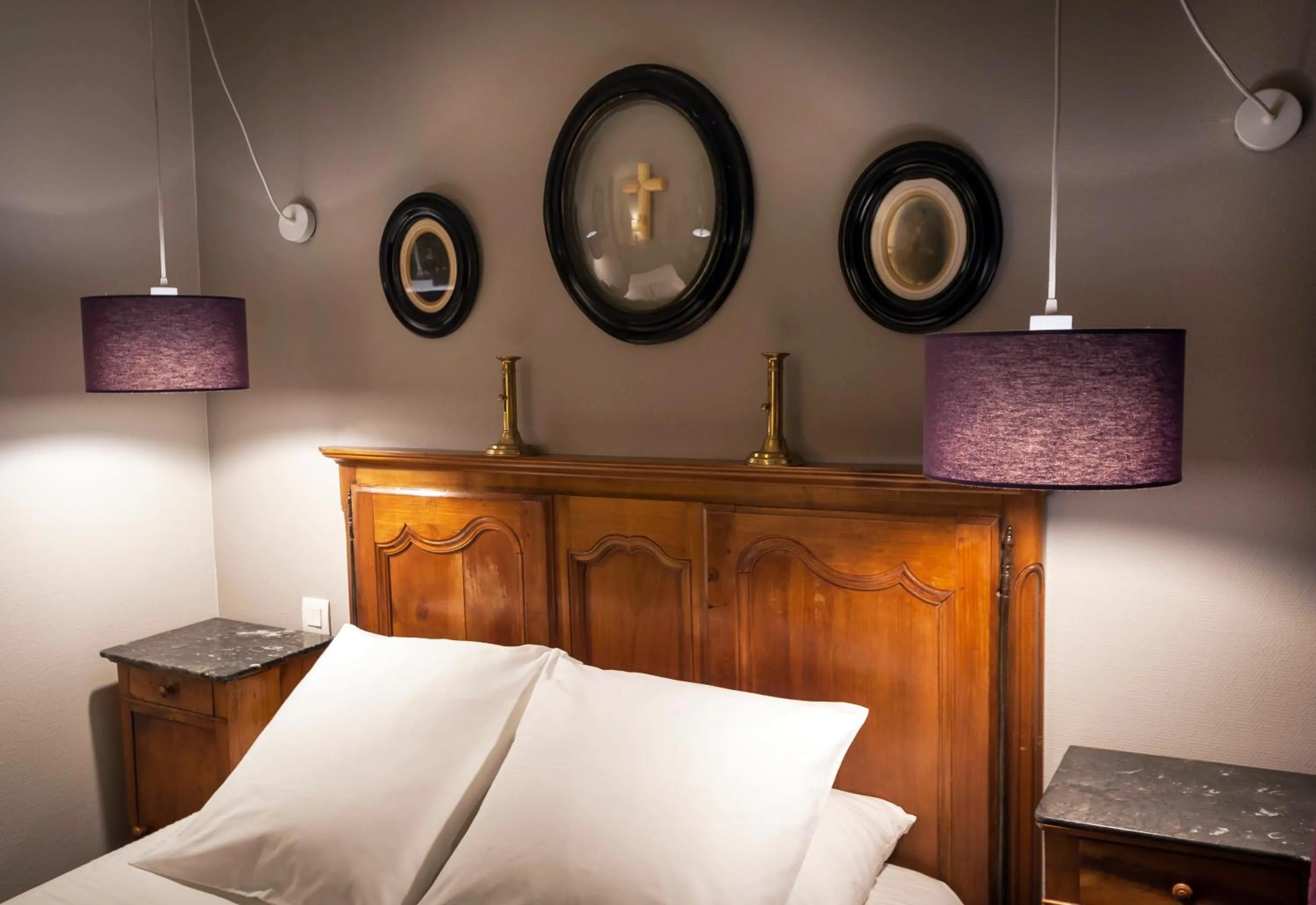 Decorative detail, Bed in Hotel Auberge des Remparts