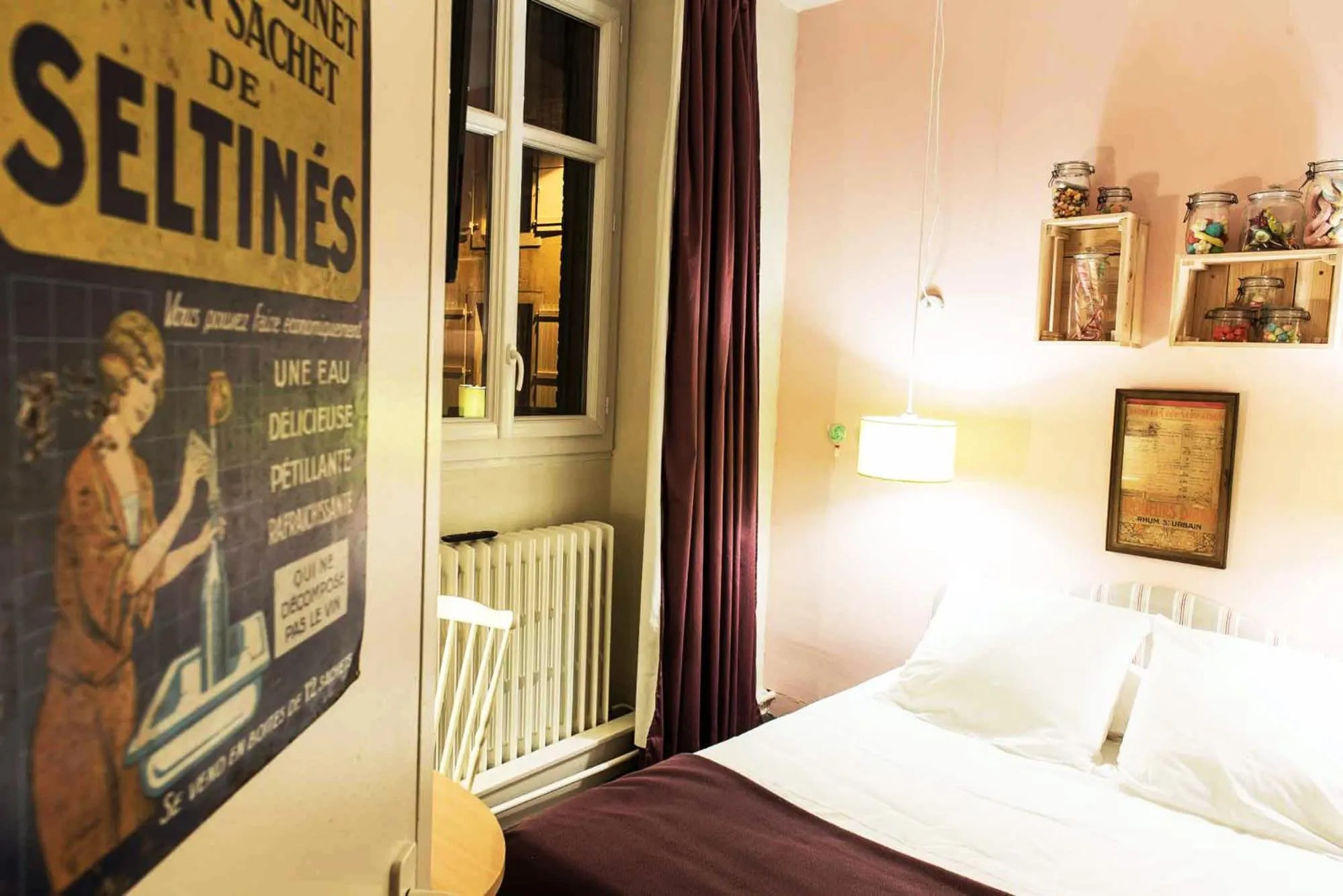 Decorative detail, Bed in Hotel Auberge des Remparts