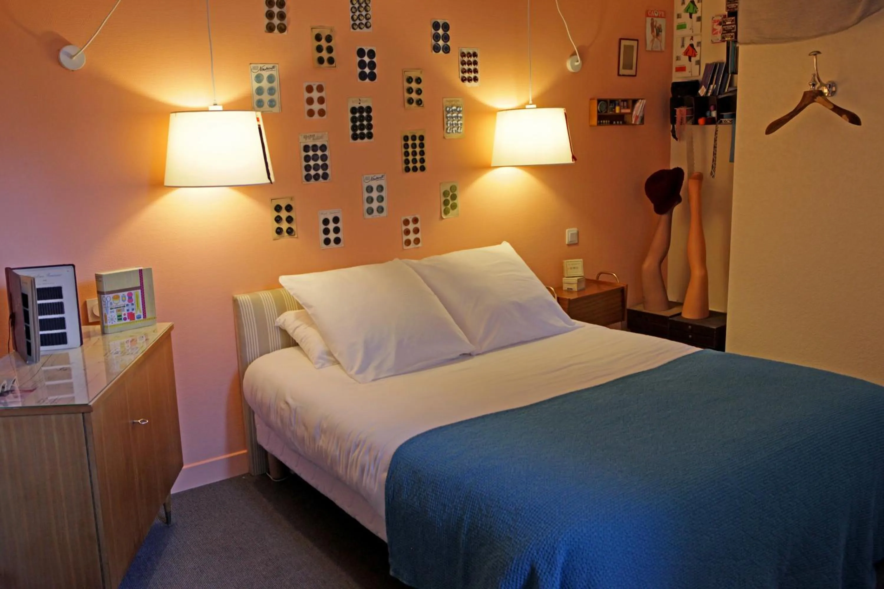 Photo of the whole room, Bed in Hotel Auberge des Remparts
