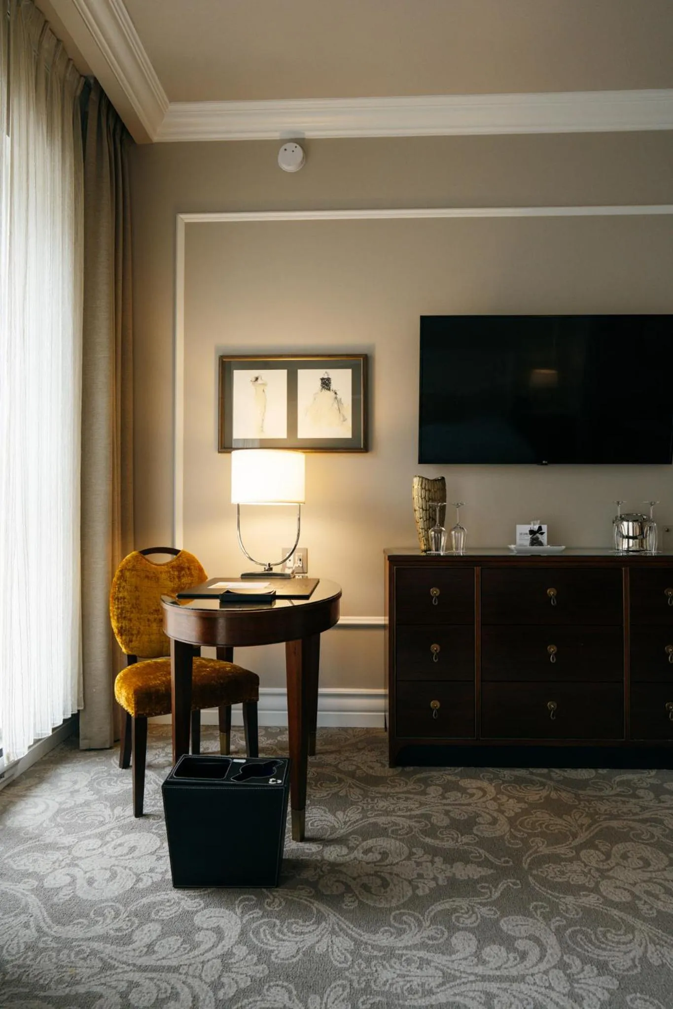 TV and multimedia in Hôtel Birks Montréal