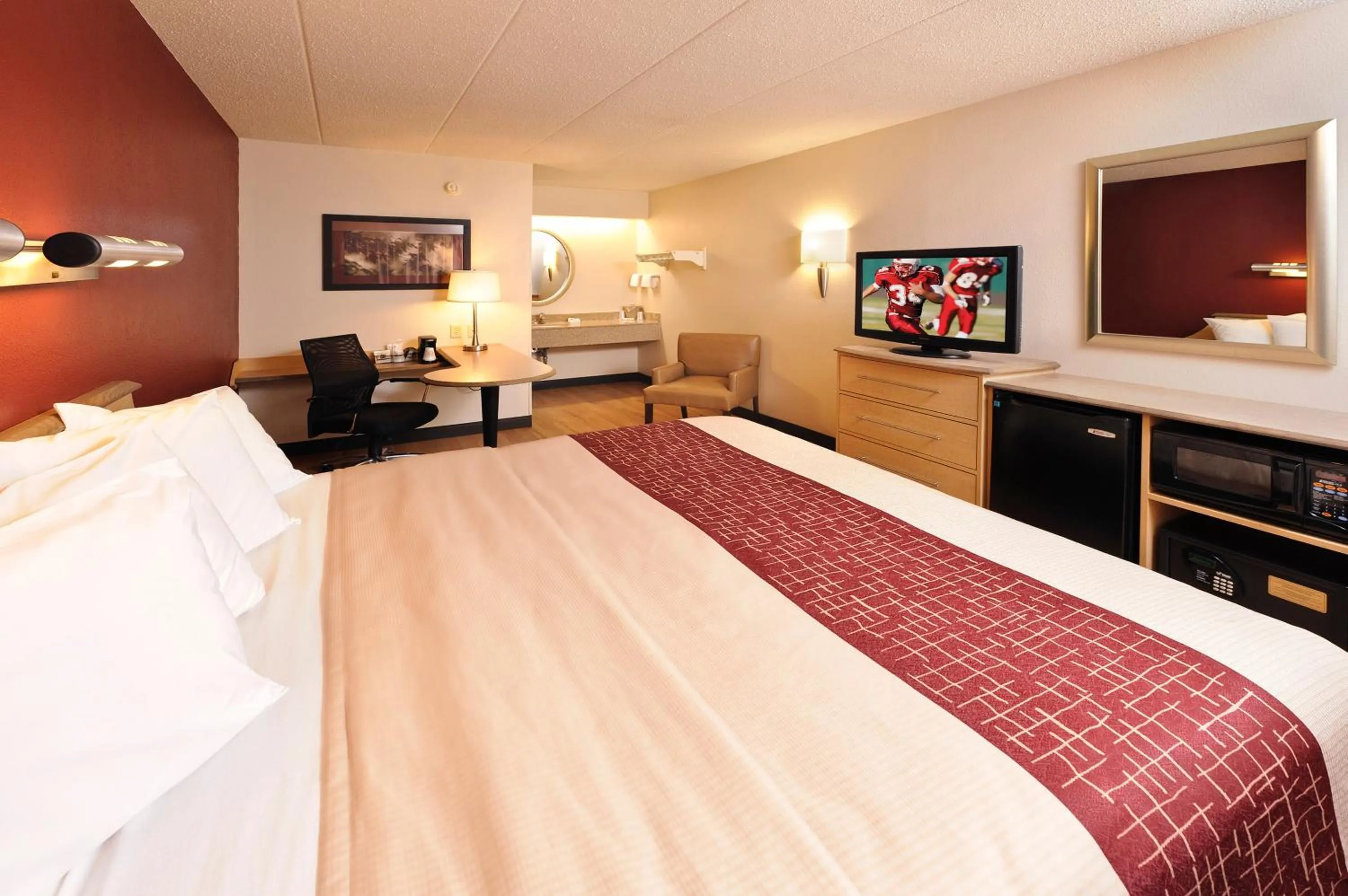 Photo of the whole room, Bed in Red Roof Inn Harrisburg - Hershey