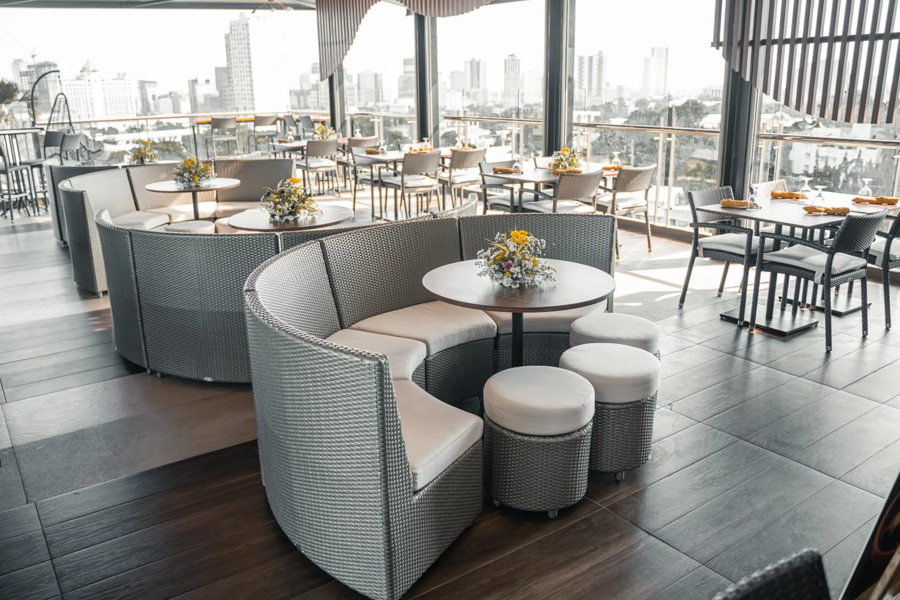 Restaurant/places to eat in Yello! Hotel