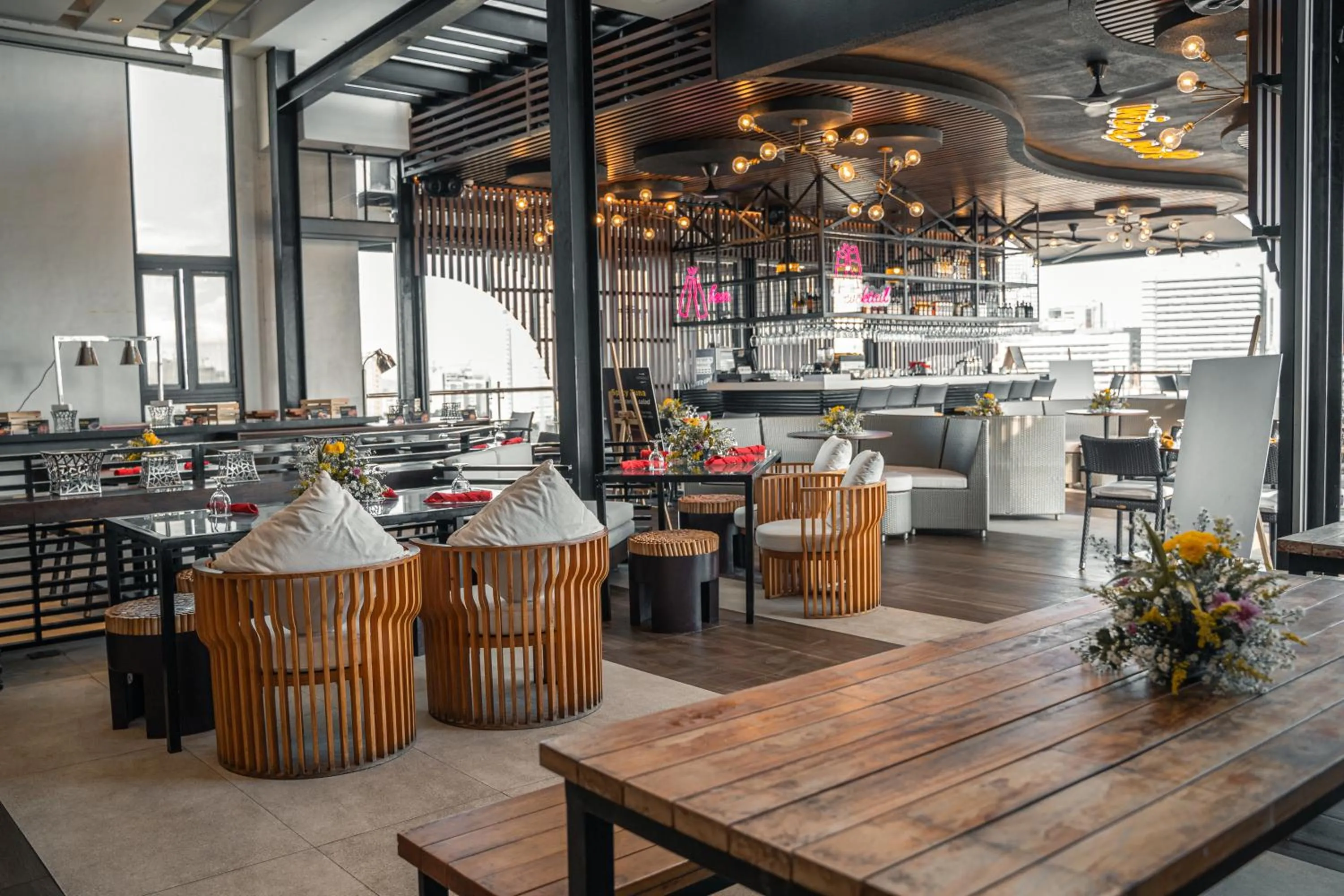 Restaurant/places to eat in Yello! Hotel