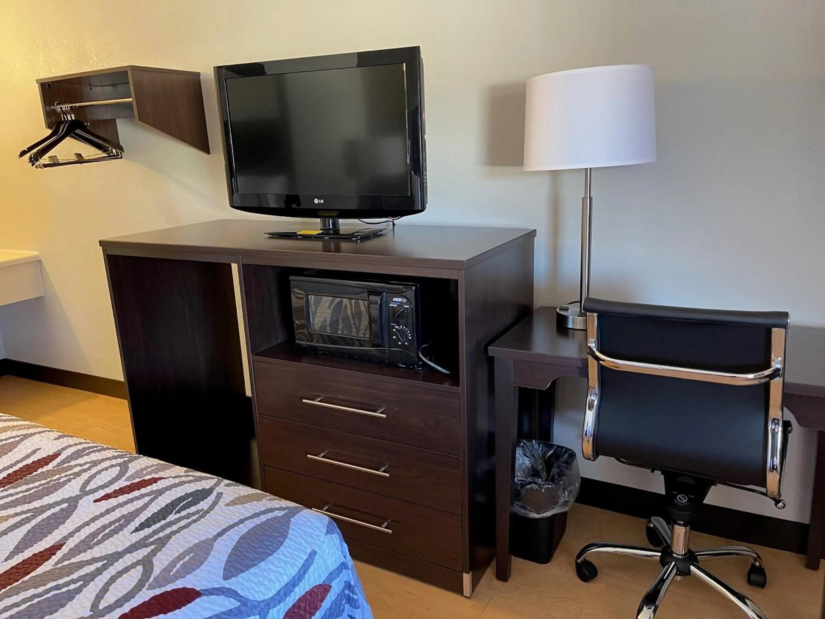 Photo of the whole room, Bed in Red Roof Inn Somerset, PA