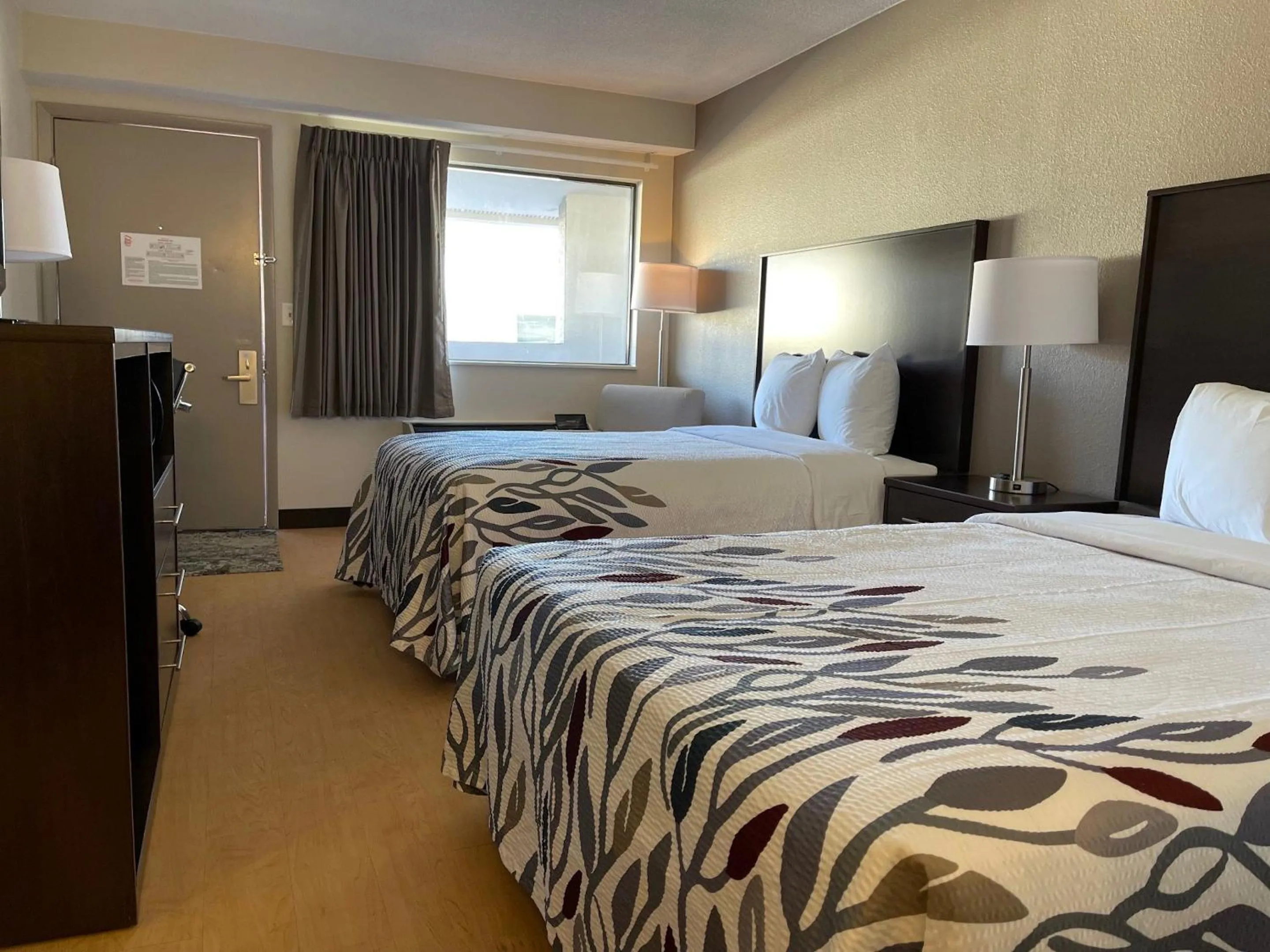 Photo of the whole room, Bed in Red Roof Inn Somerset, PA