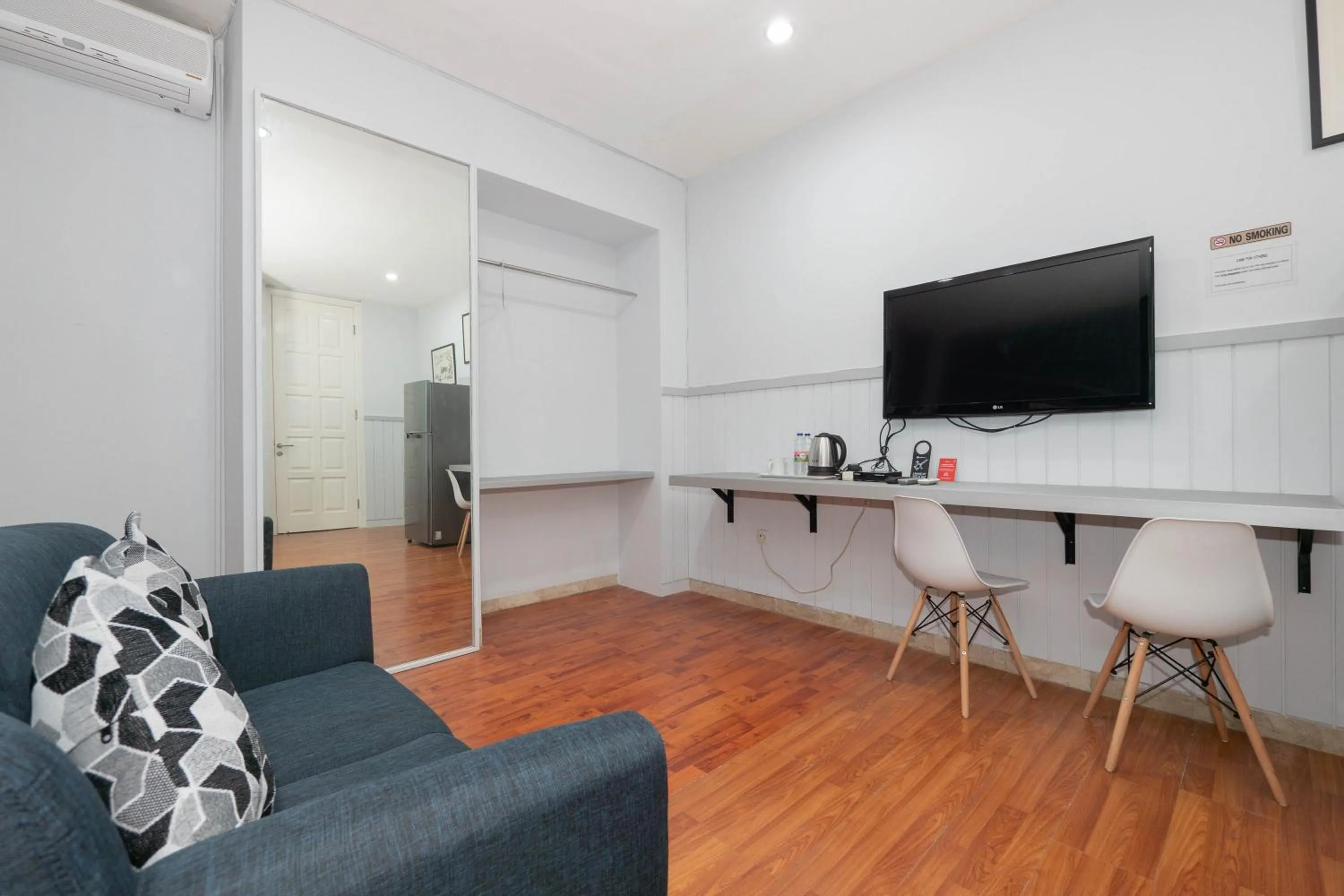 TV and multimedia in RedDoorz Premium near RS Pondok Indah