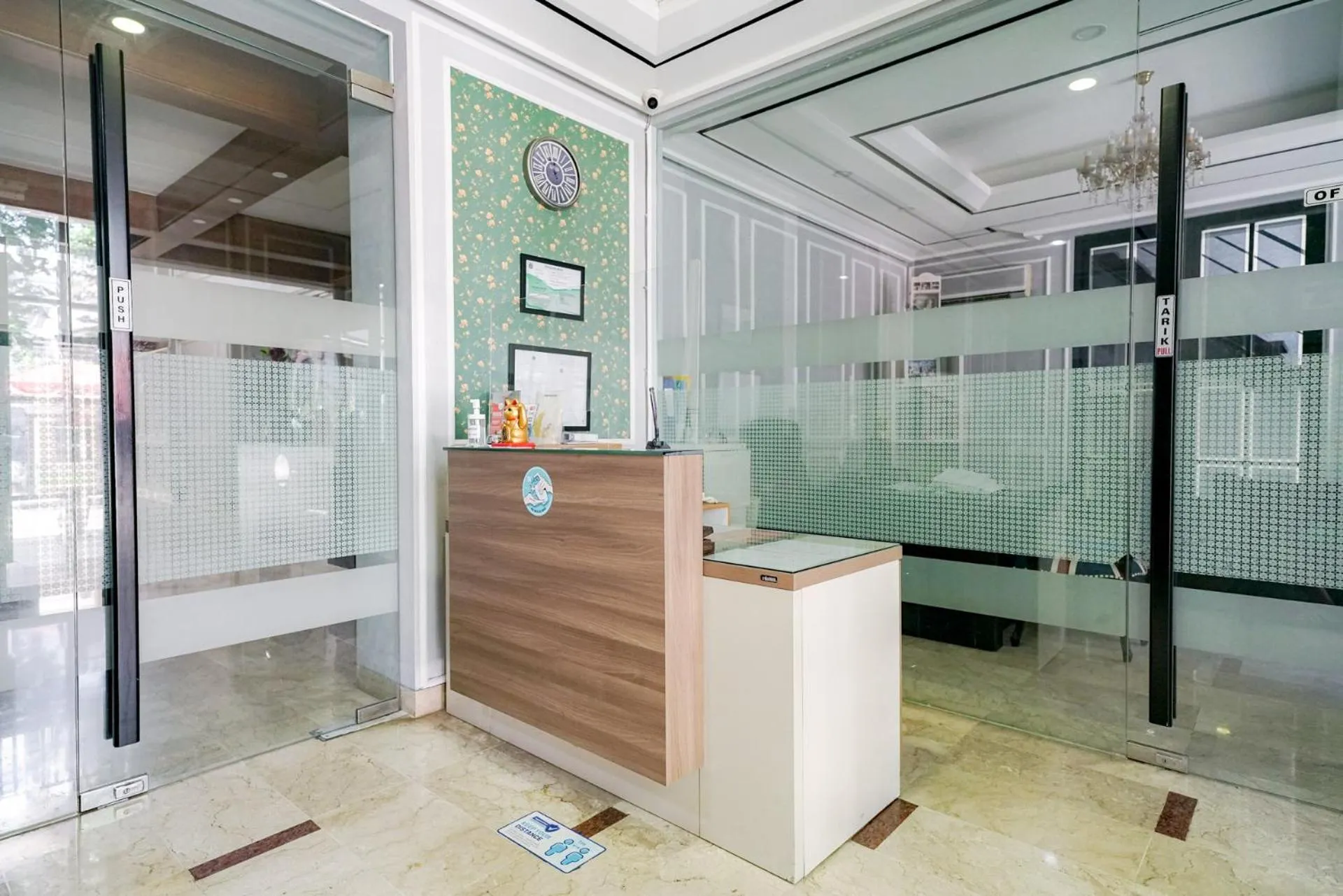 Lobby or reception in RedDoorz Premium near RS Pondok Indah