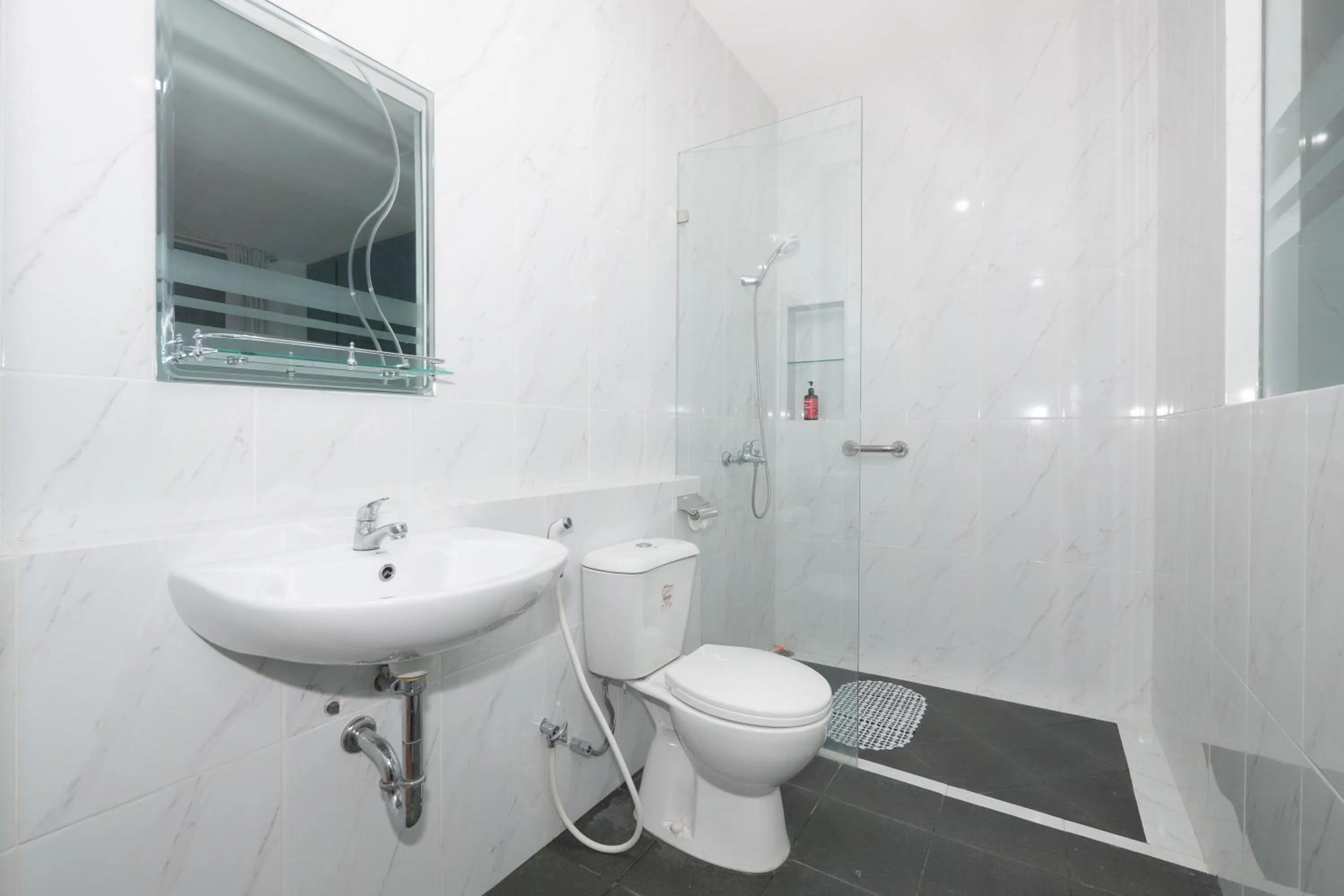Shower in RedDoorz Premium near RS Pondok Indah