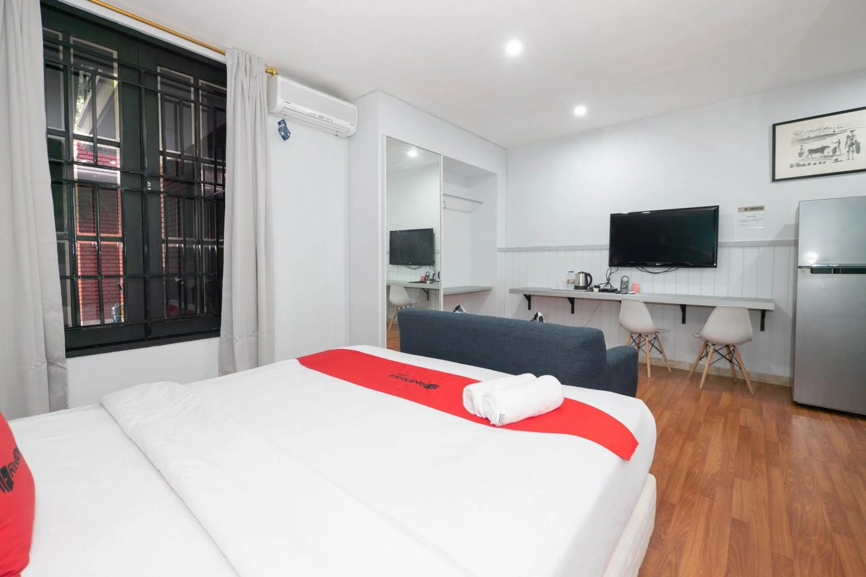 Bed in RedDoorz Premium near RS Pondok Indah