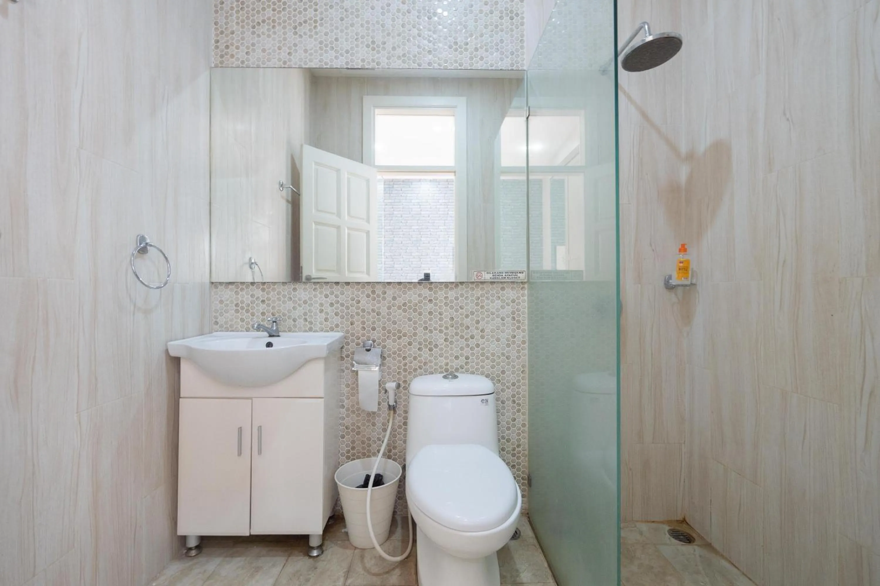 Shower in RedDoorz Premium near RS Pondok Indah