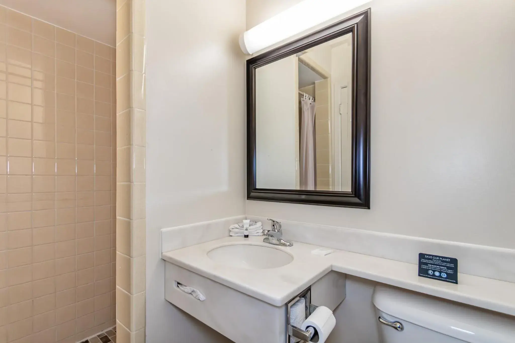 Queen Room in Americas Best Value Inn Ashtabula/Austinburg Queen Room in Americas Best Value Inn Ashtabula/Austinburg