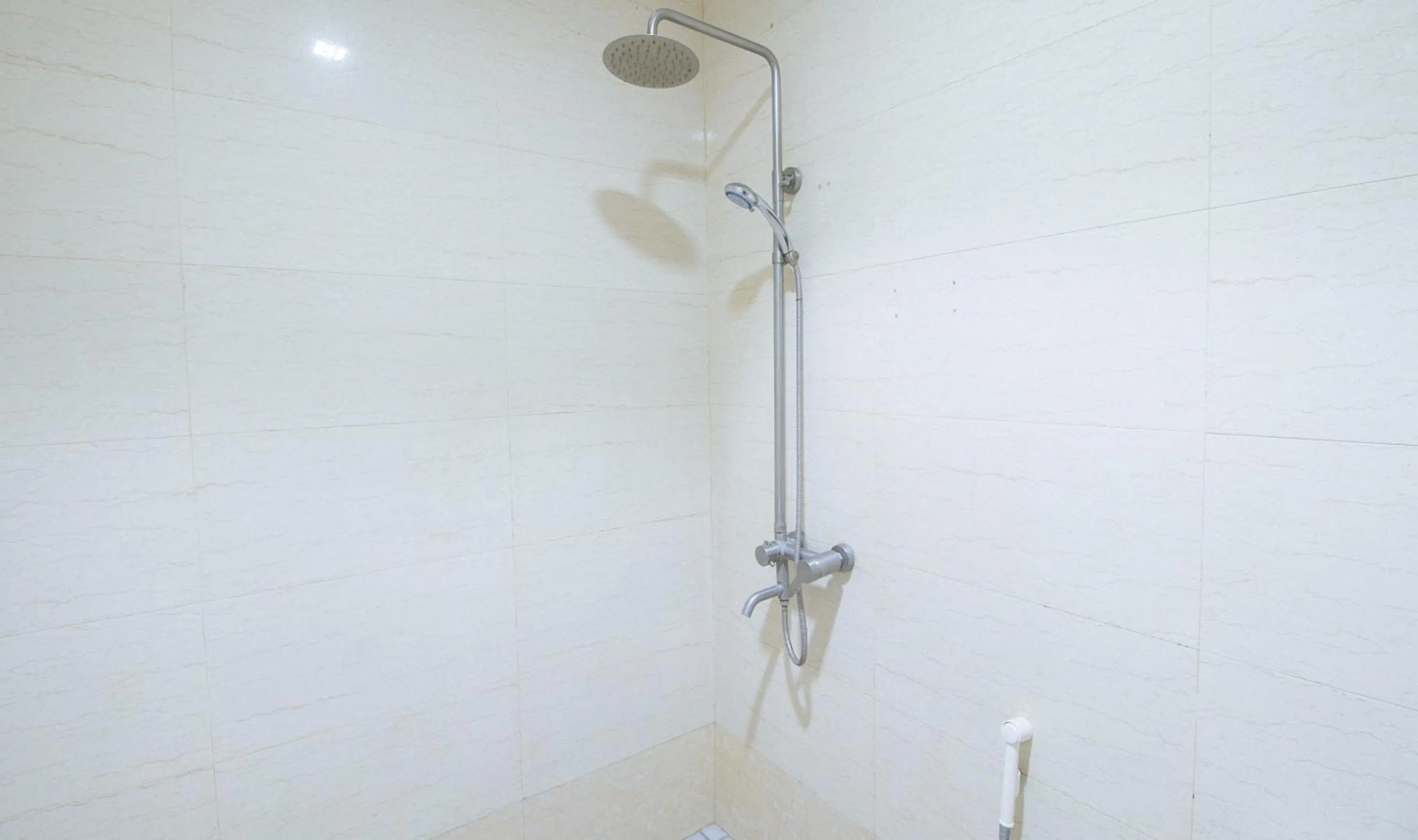 Shower in RedDoorz at Winter Hotel Araneta
