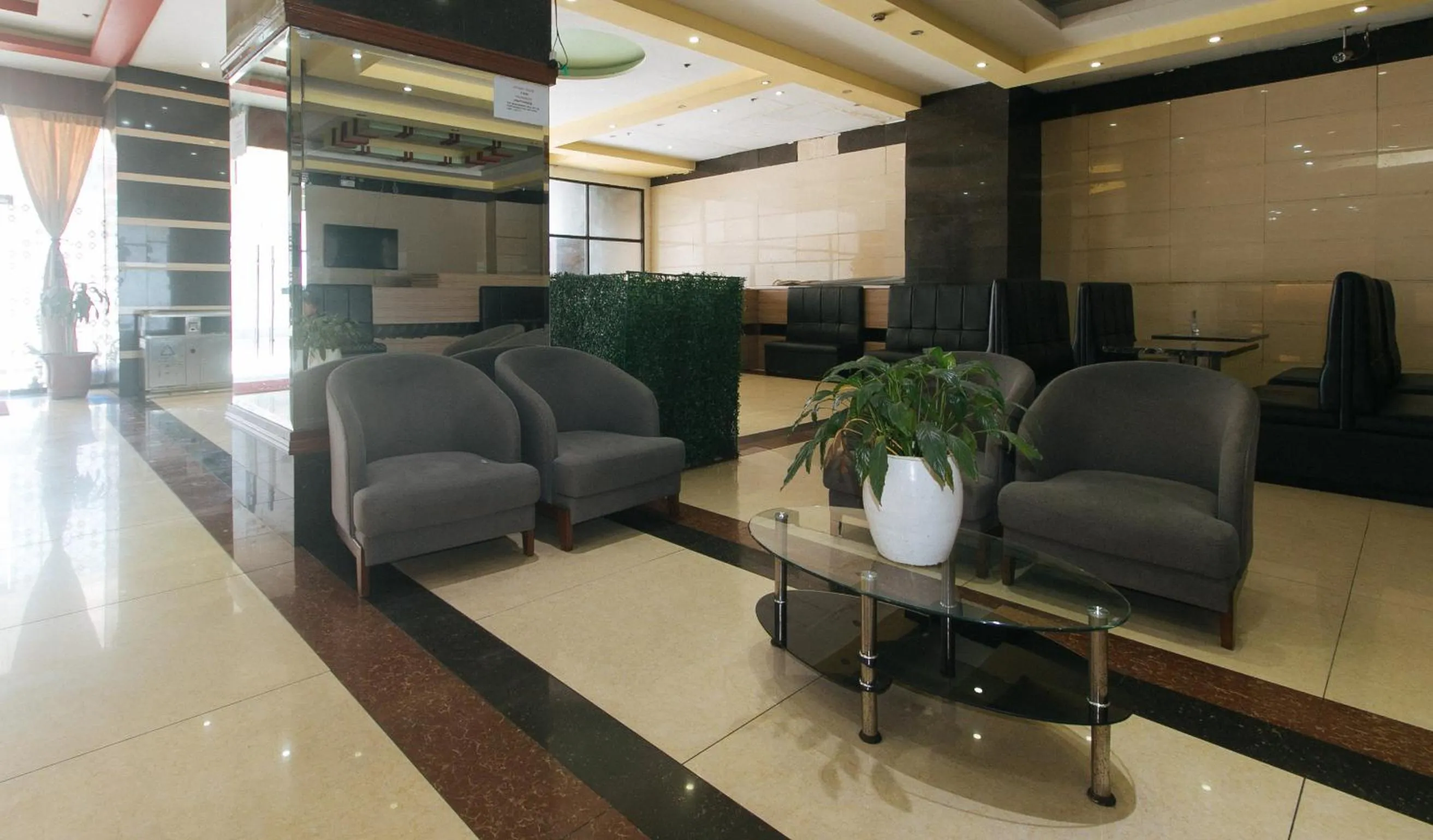 Seating area in RedDoorz at Winter Hotel Araneta