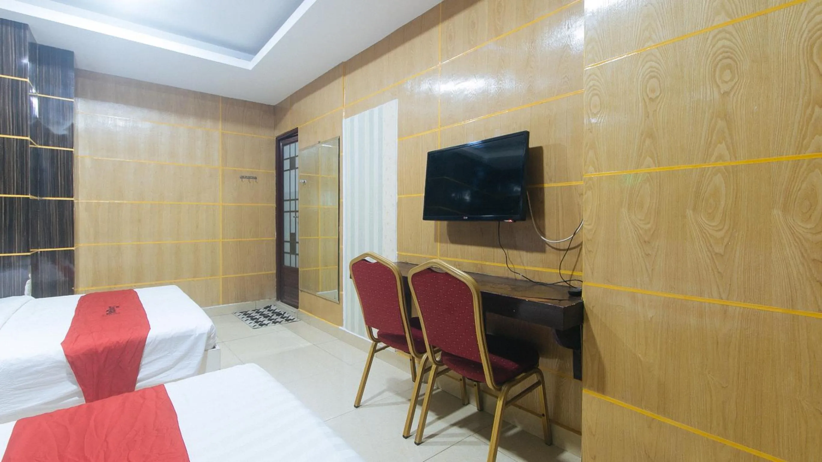 TV and multimedia in RedDoorz at Winter Hotel Araneta