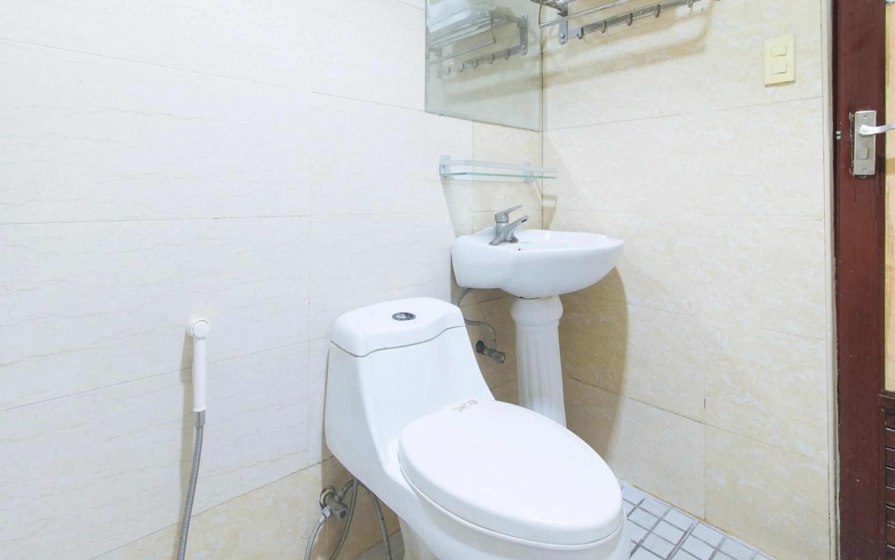 Shower in RedDoorz at Winter Hotel Araneta