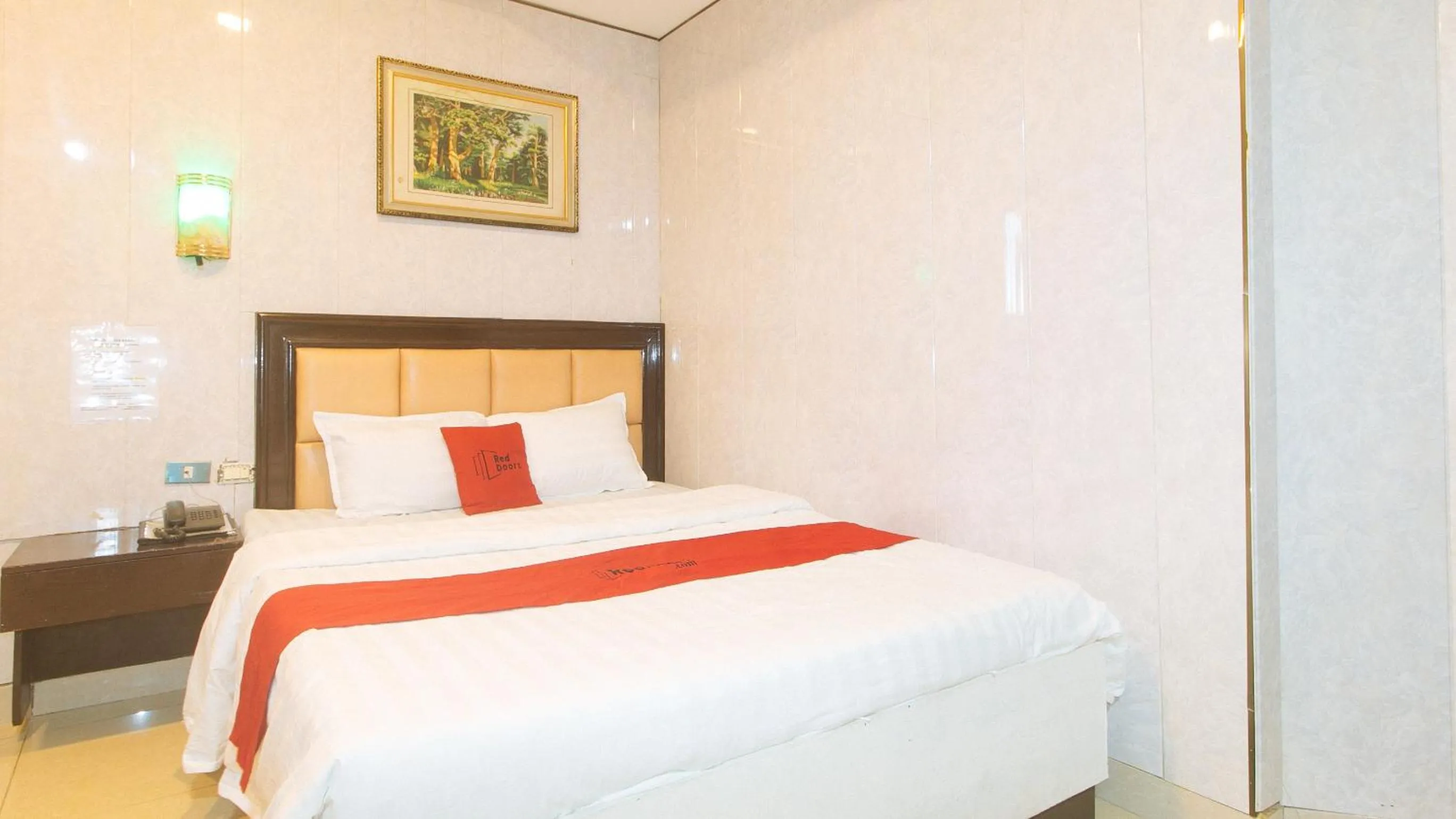Photo of the whole room, Bed in RedDoorz at Winter Hotel Araneta