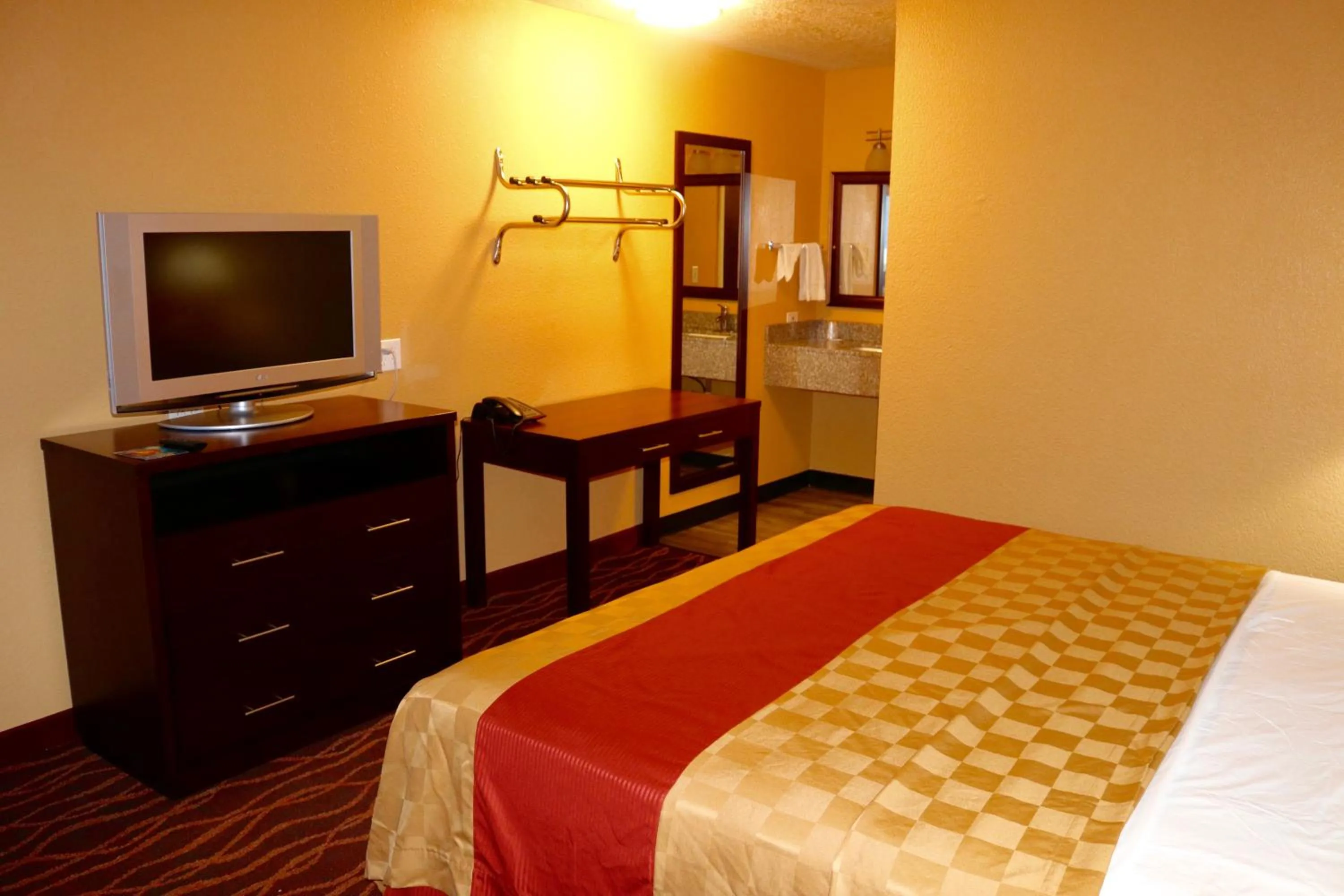 Bed in Holiday Lodge - Salem,OR