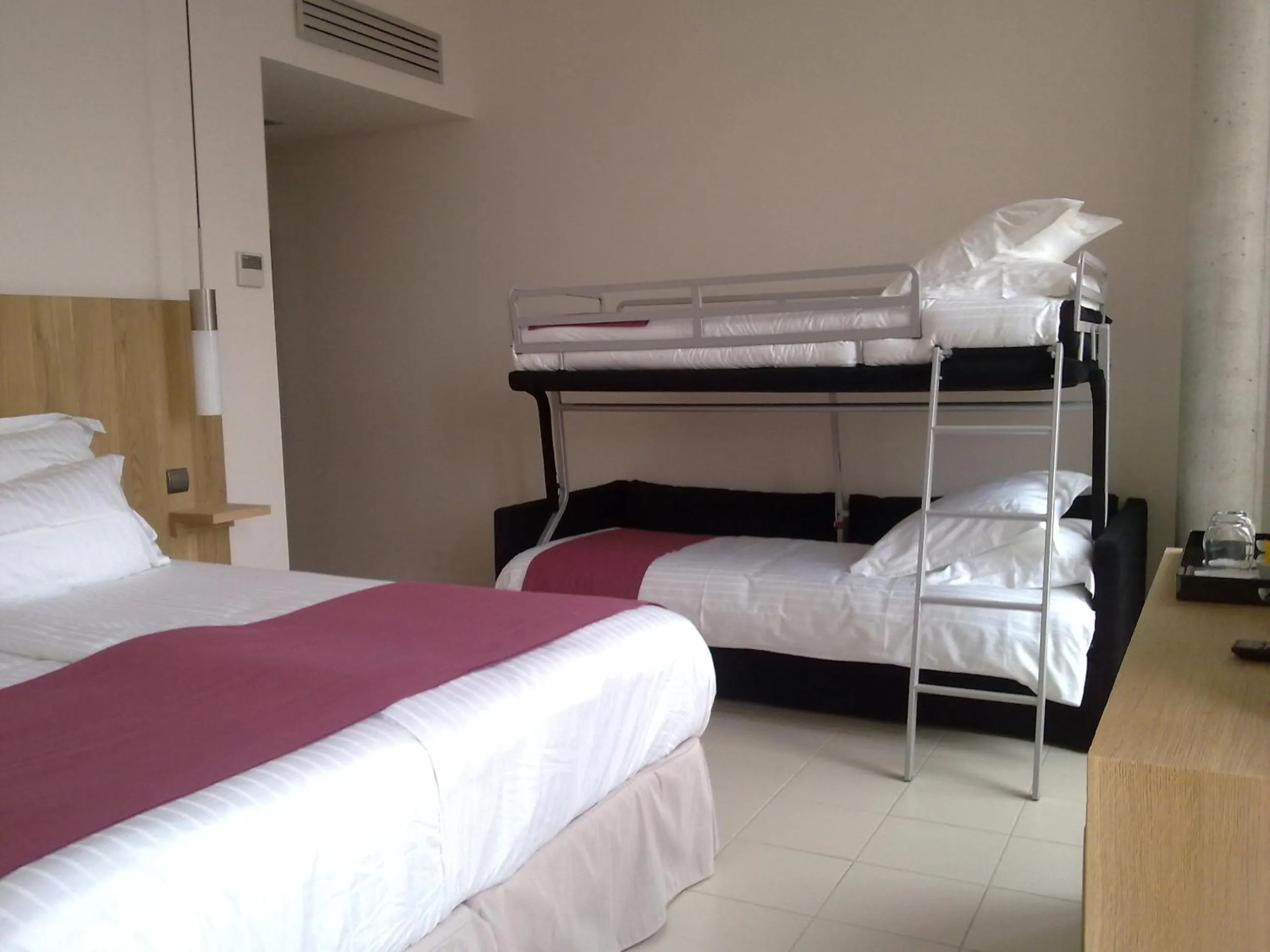 Photo of the whole room, Bed in L'Armateur