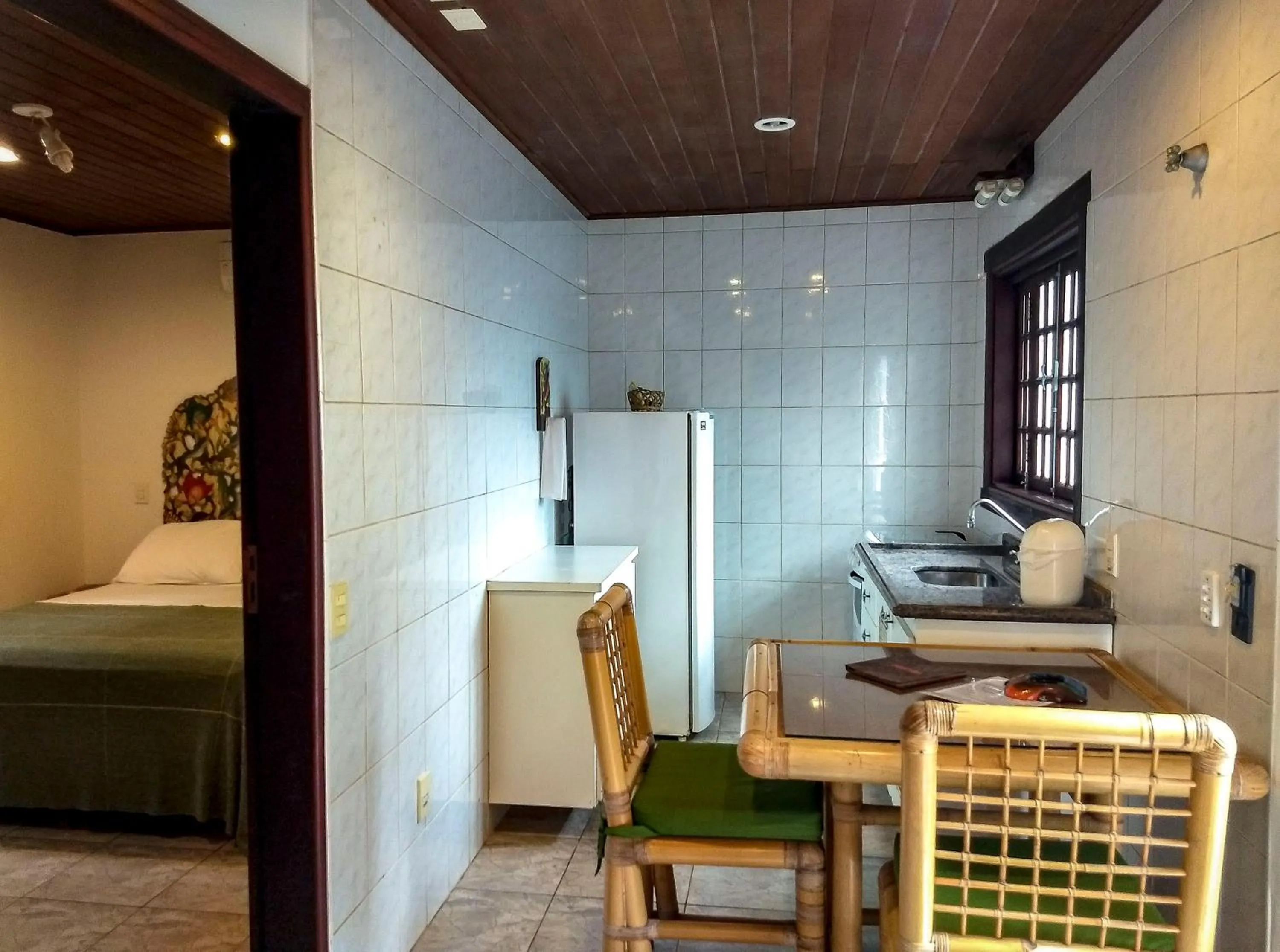 Kitchen or kitchenette, Bed in Pousada Pura Vida Maresias