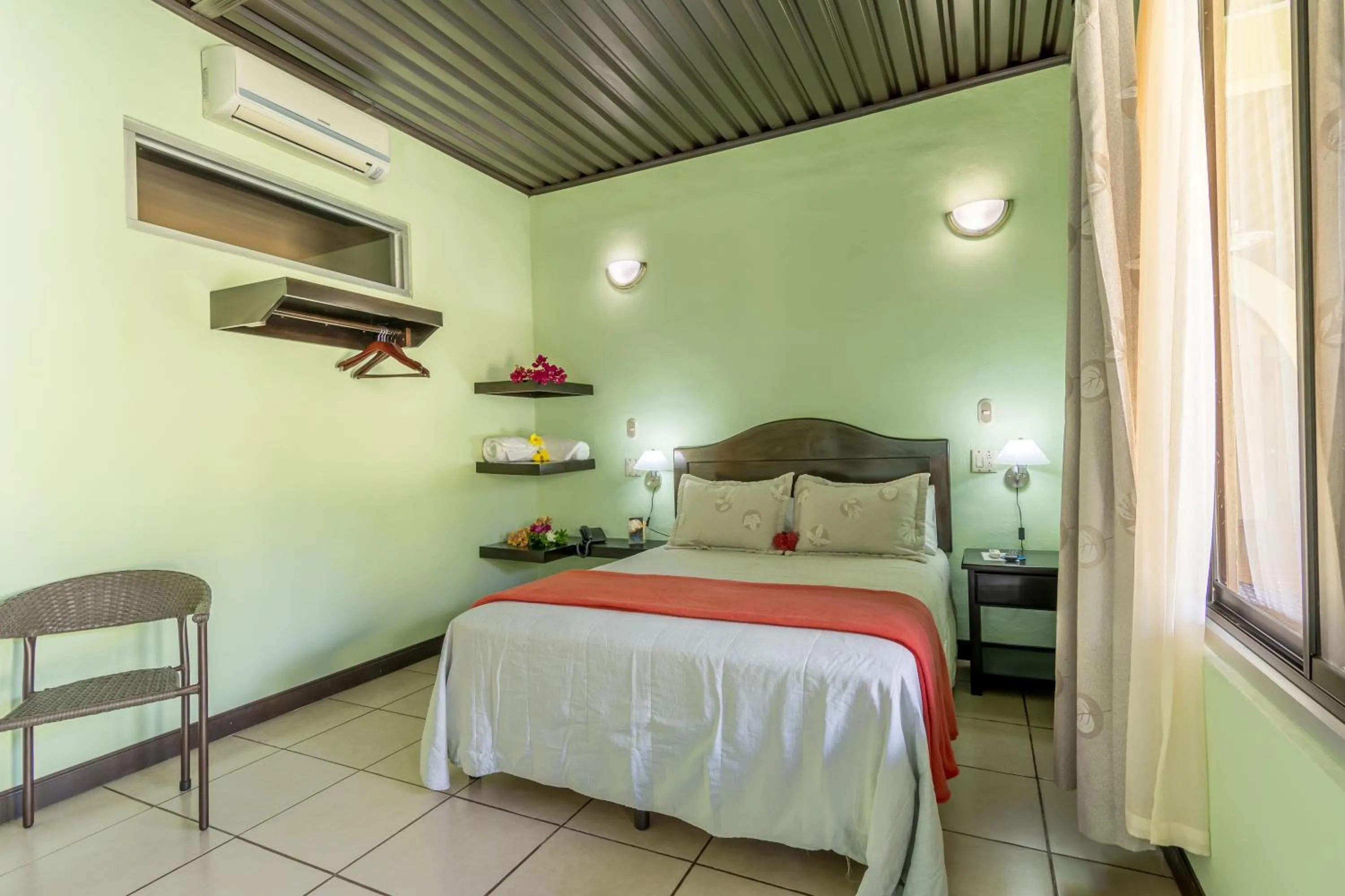 Bedroom, Bed in Kayak Lodge