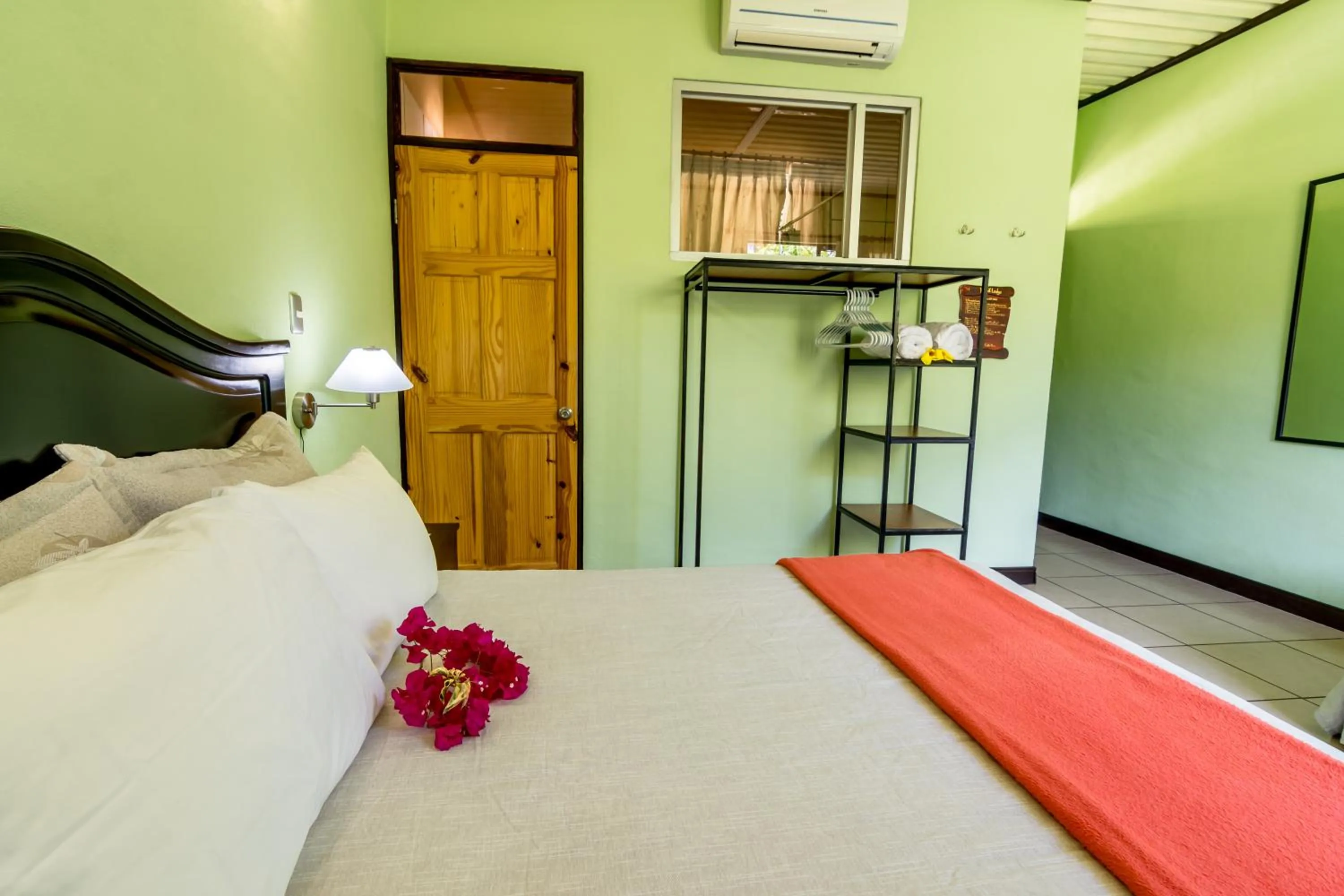 Bedroom, Bed in Kayak Lodge