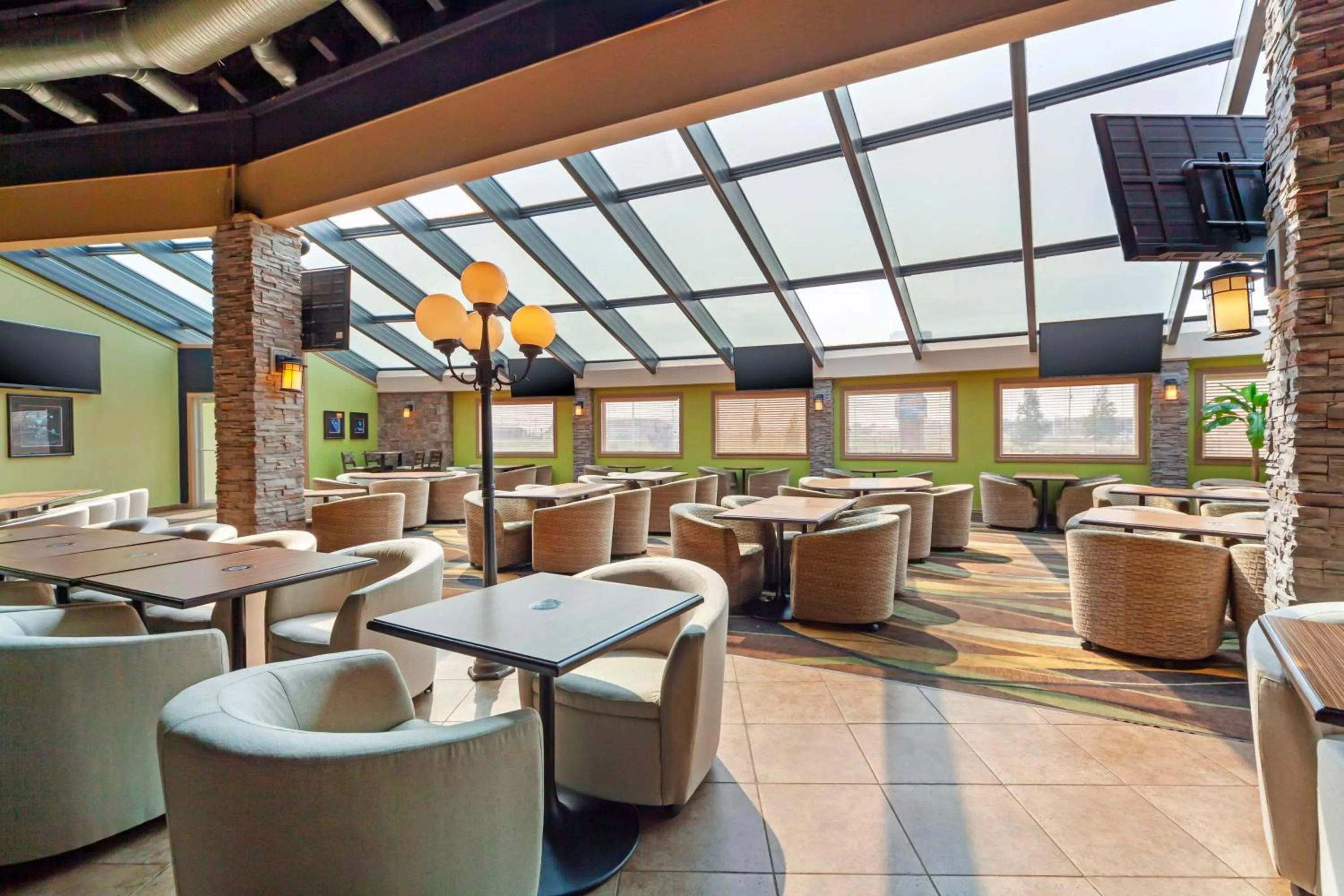 Property building in Best Western PLUS Mirage Hotel and Resort