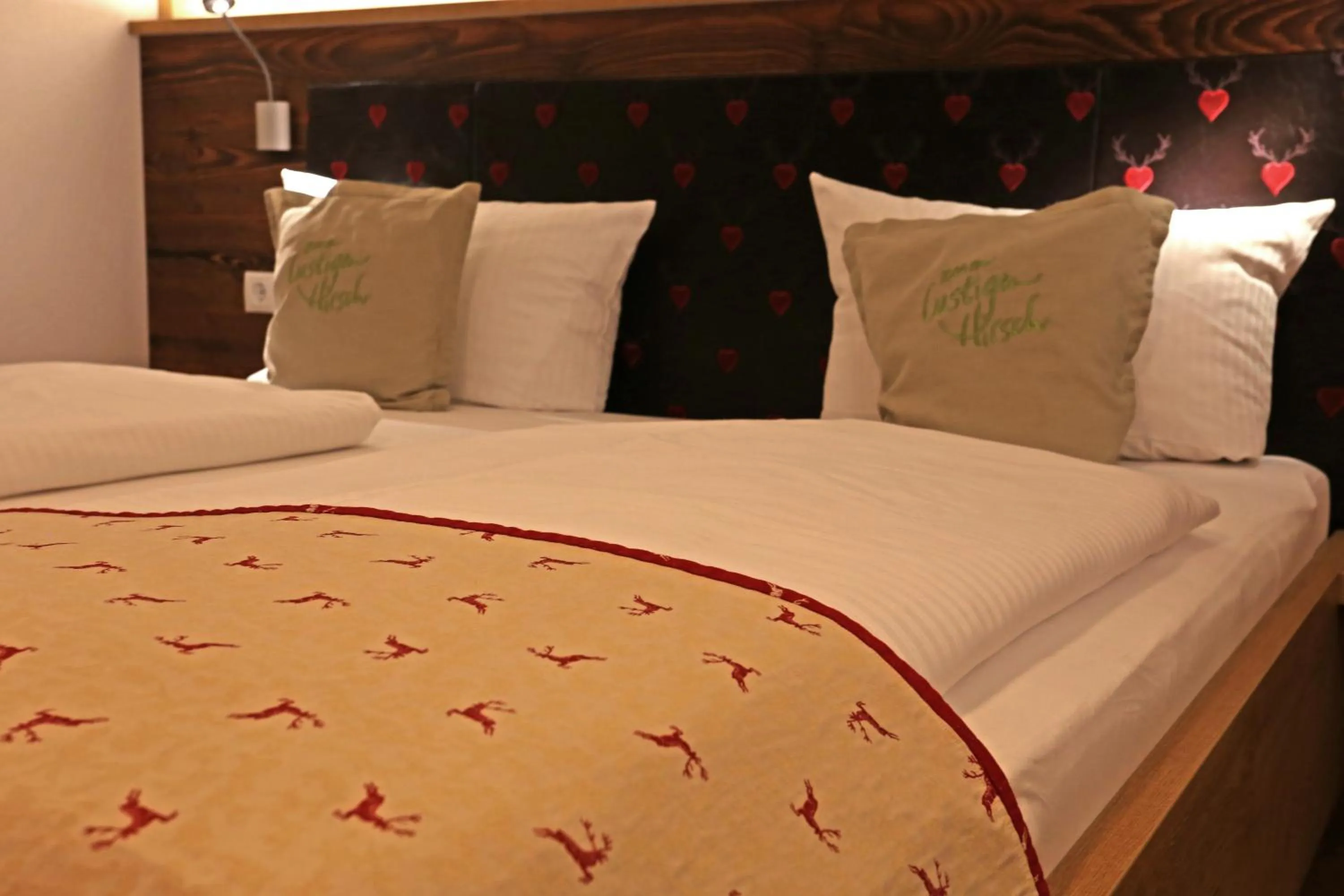 Bed in lustiger Hirsch