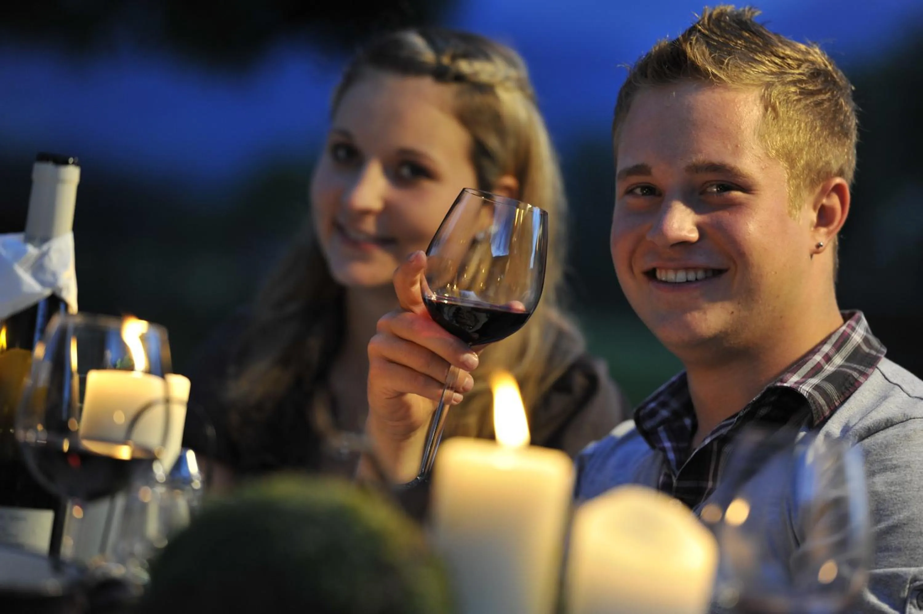 People in lustiger Hirsch