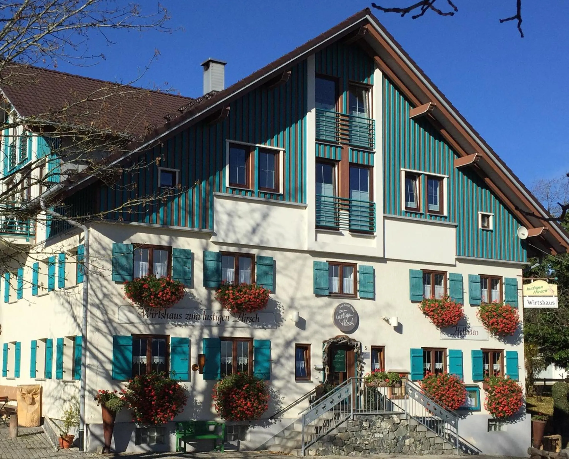 Facade/entrance in lustiger Hirsch