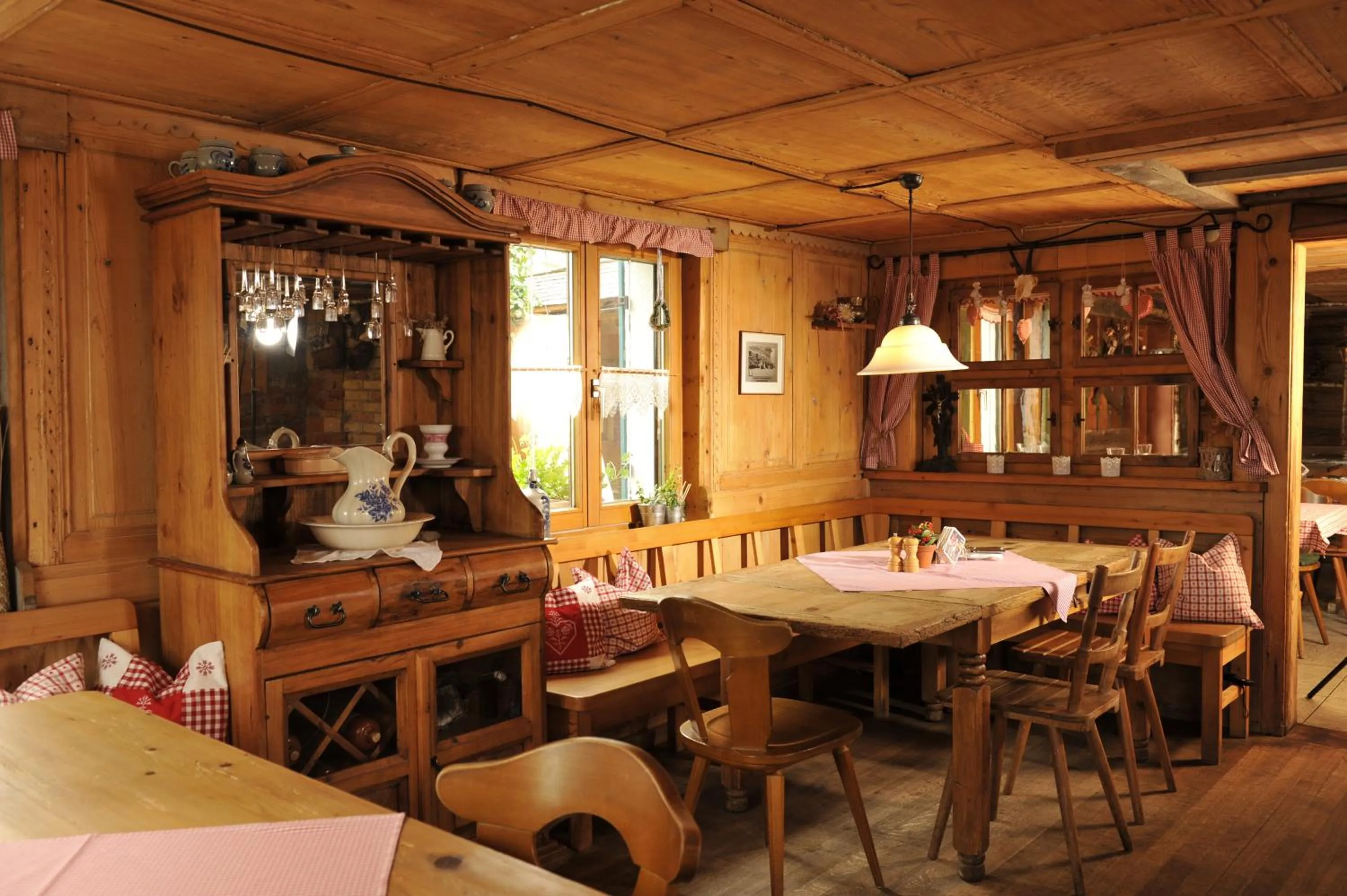 Restaurant/places to eat in lustiger Hirsch