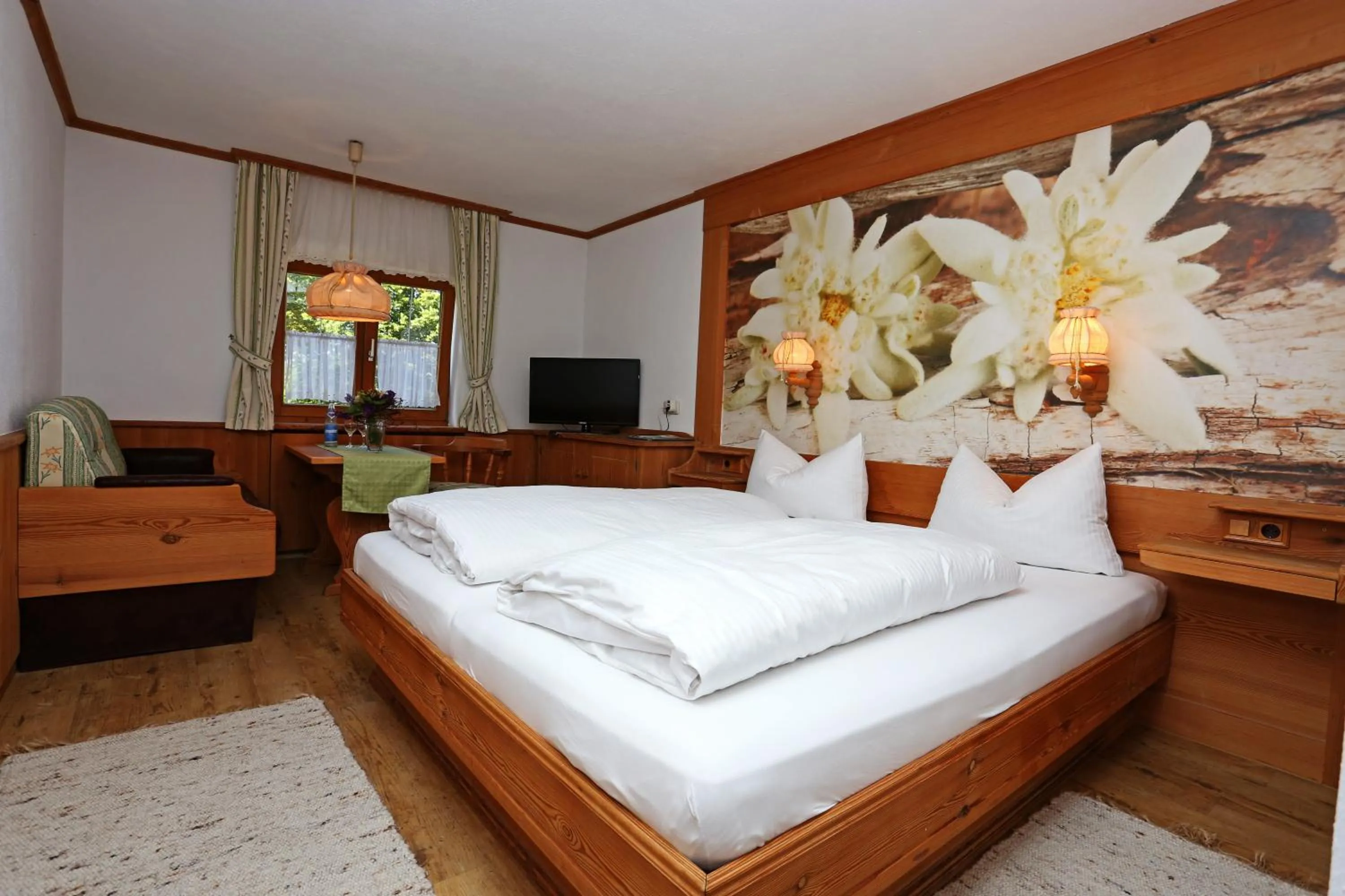 Photo of the whole room, Bed in lustiger Hirsch