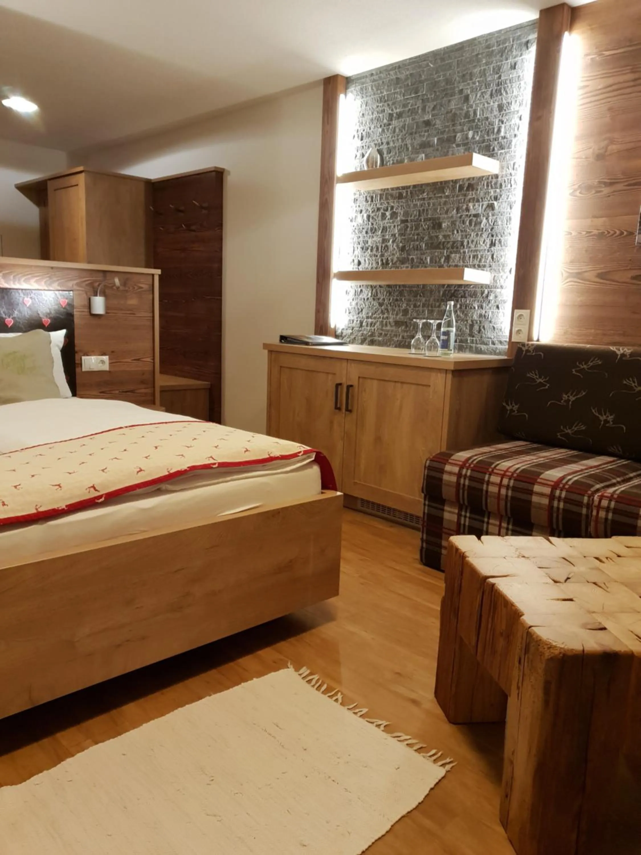 Bedroom, Bed in lustiger Hirsch