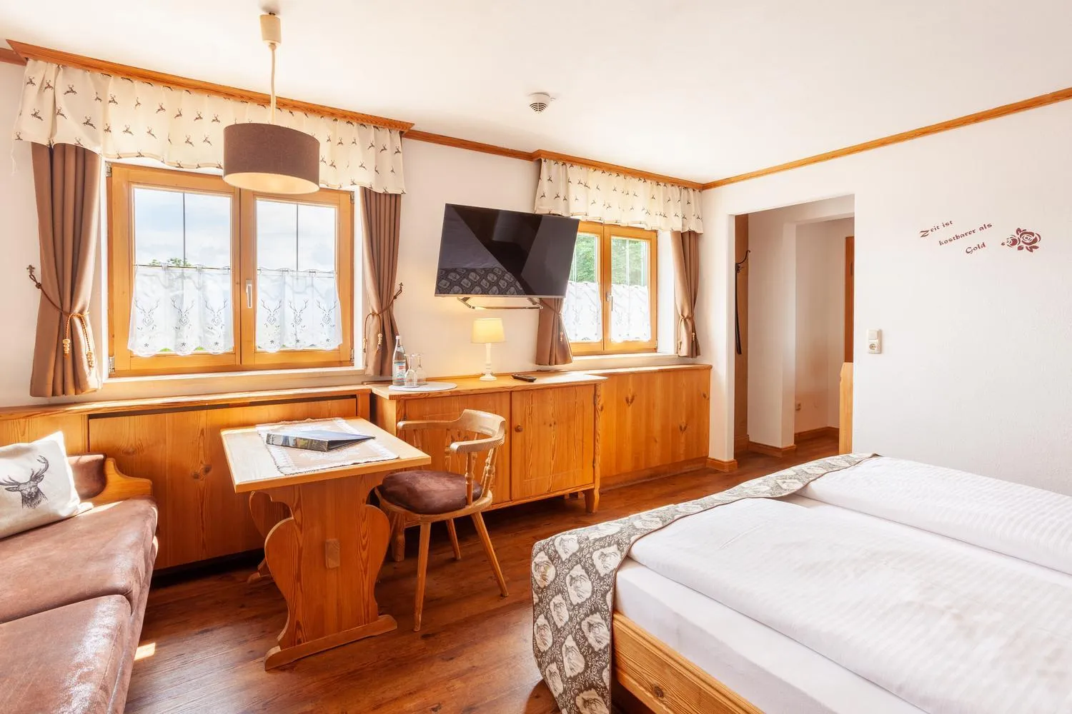 Bed in lustiger Hirsch