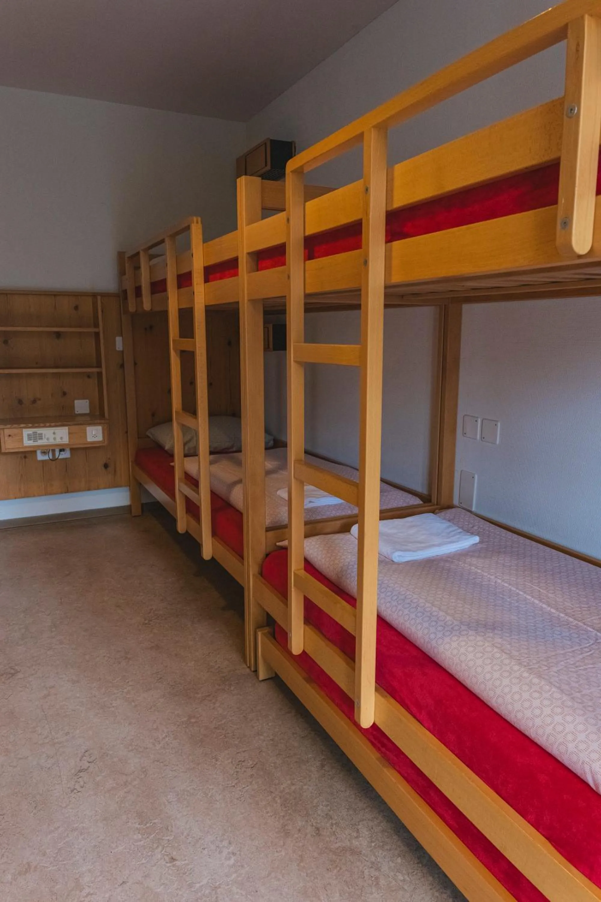 Bedroom, Bed in Davos Youth Hostel