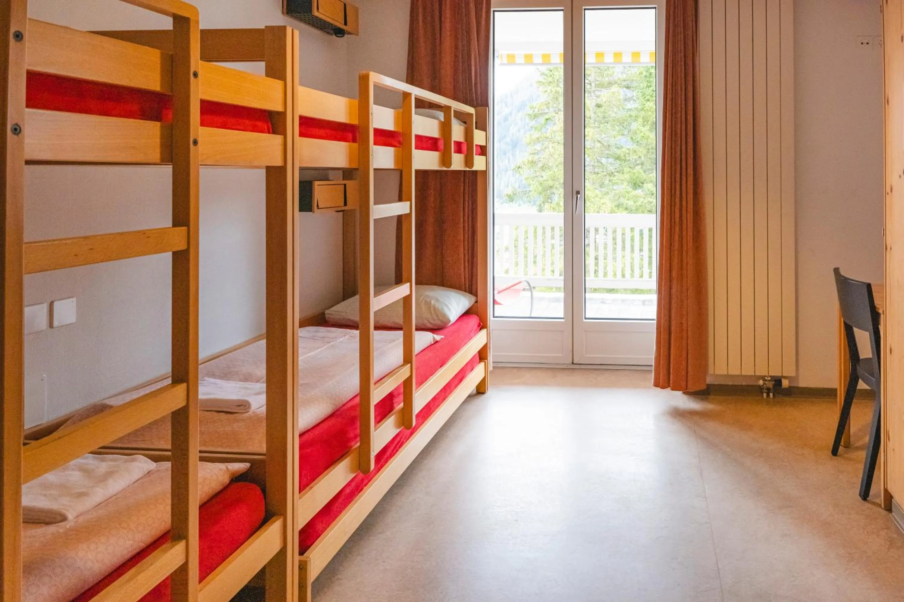 Bedroom, Bed in Davos Youth Hostel