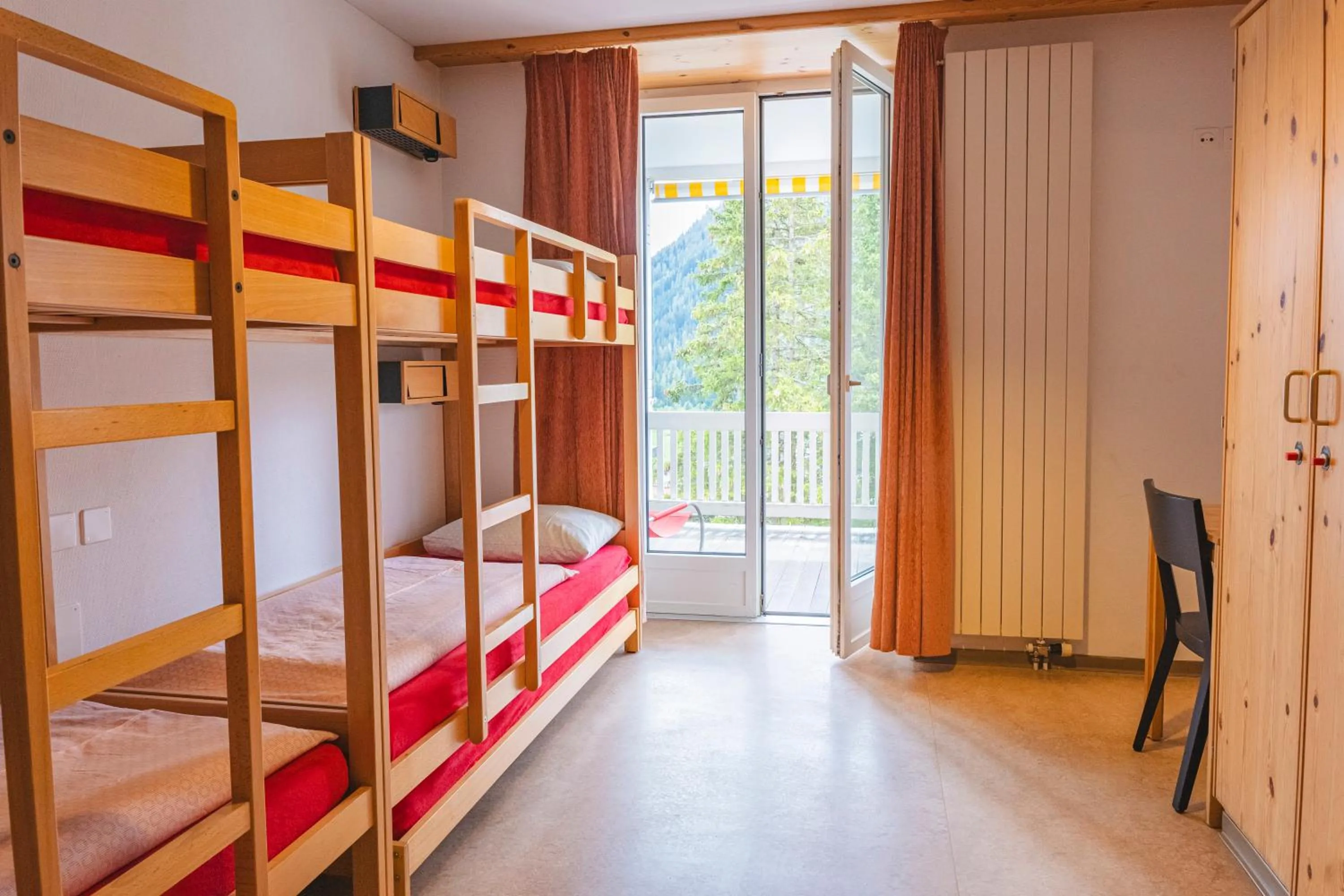Photo of the whole room, Bed in Davos Youth Hostel