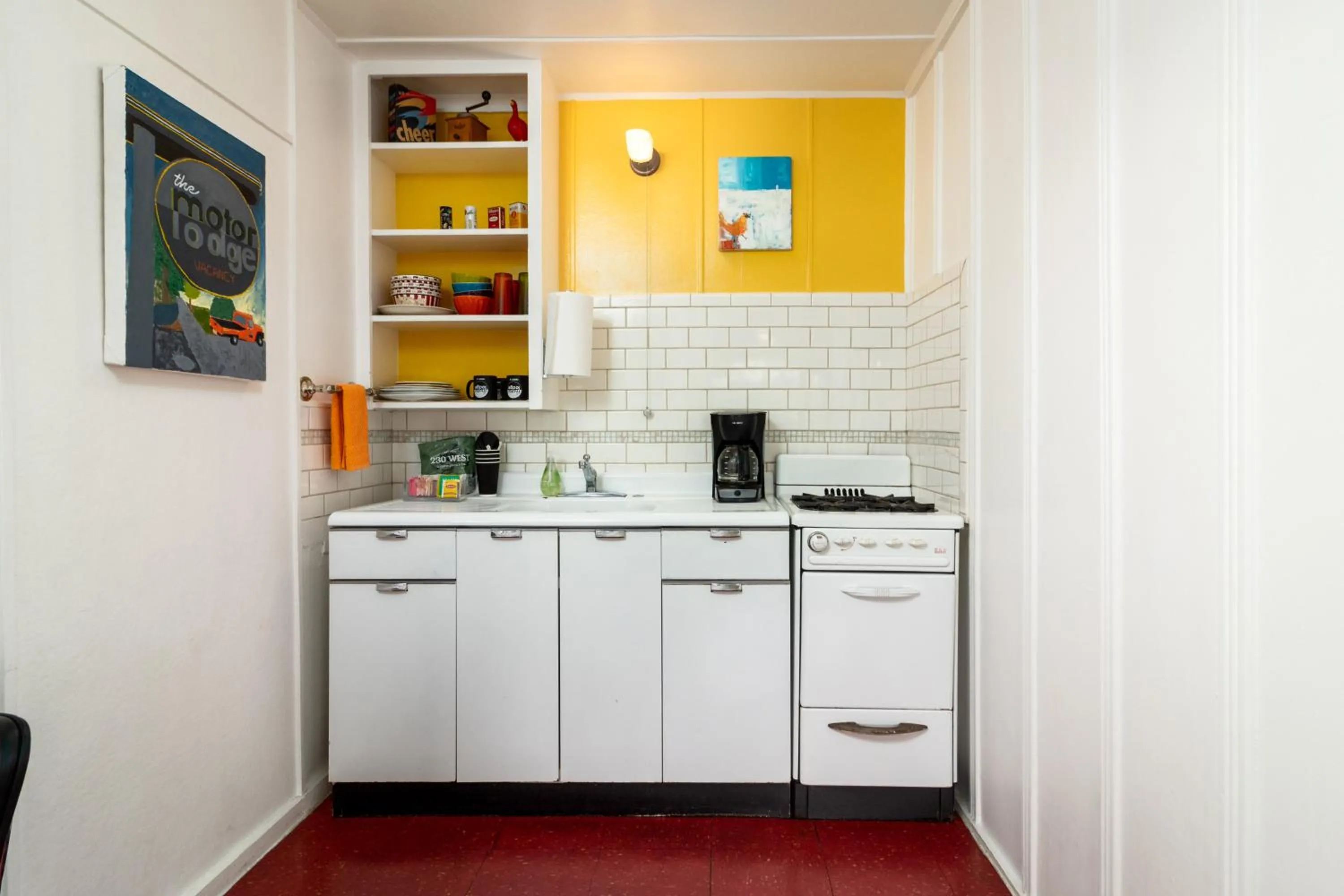 Kitchen or kitchenette in The Motor Lodge