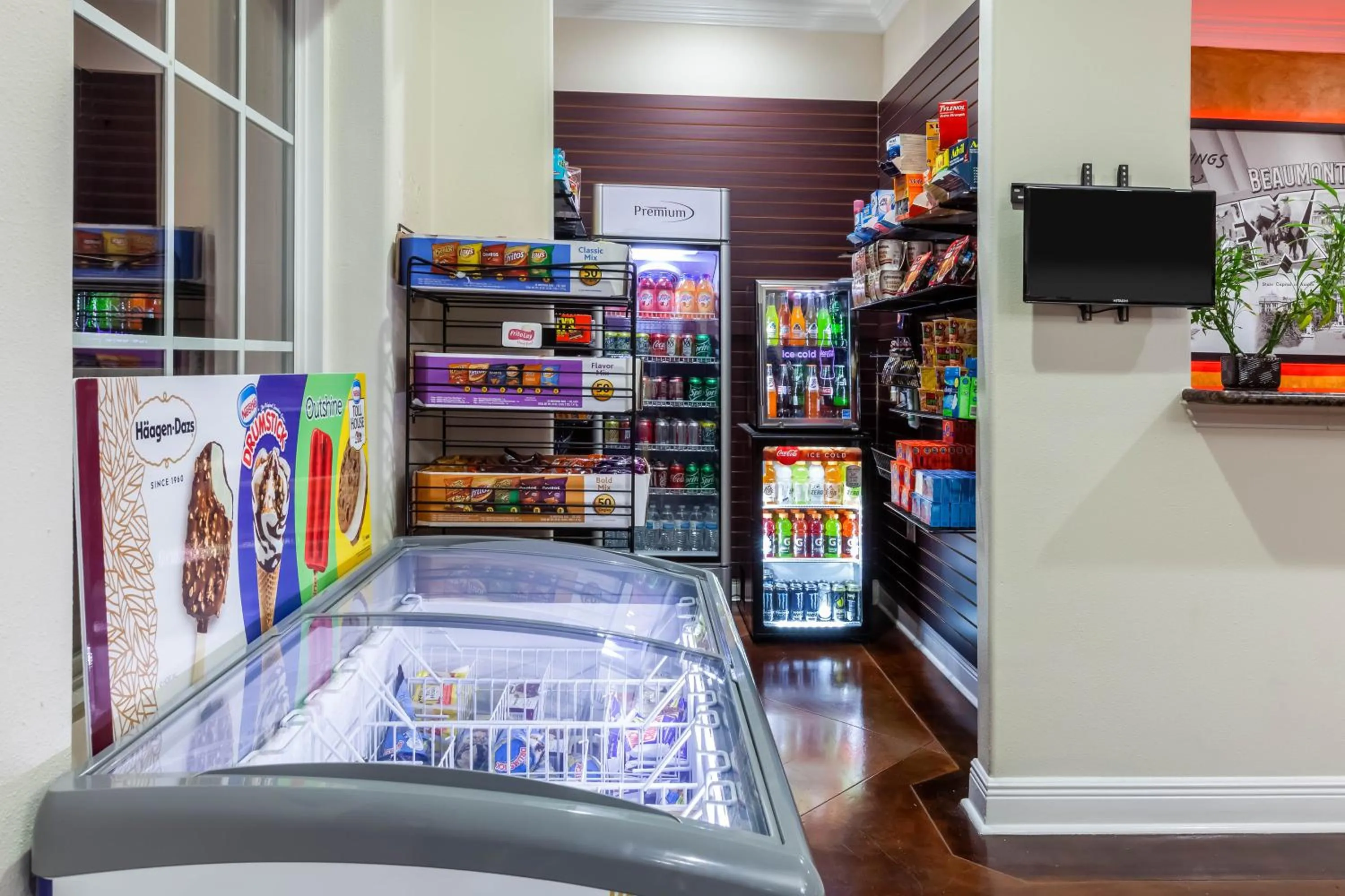 On-site shops in Super 8 by Wyndham Beaumont I-10 College St