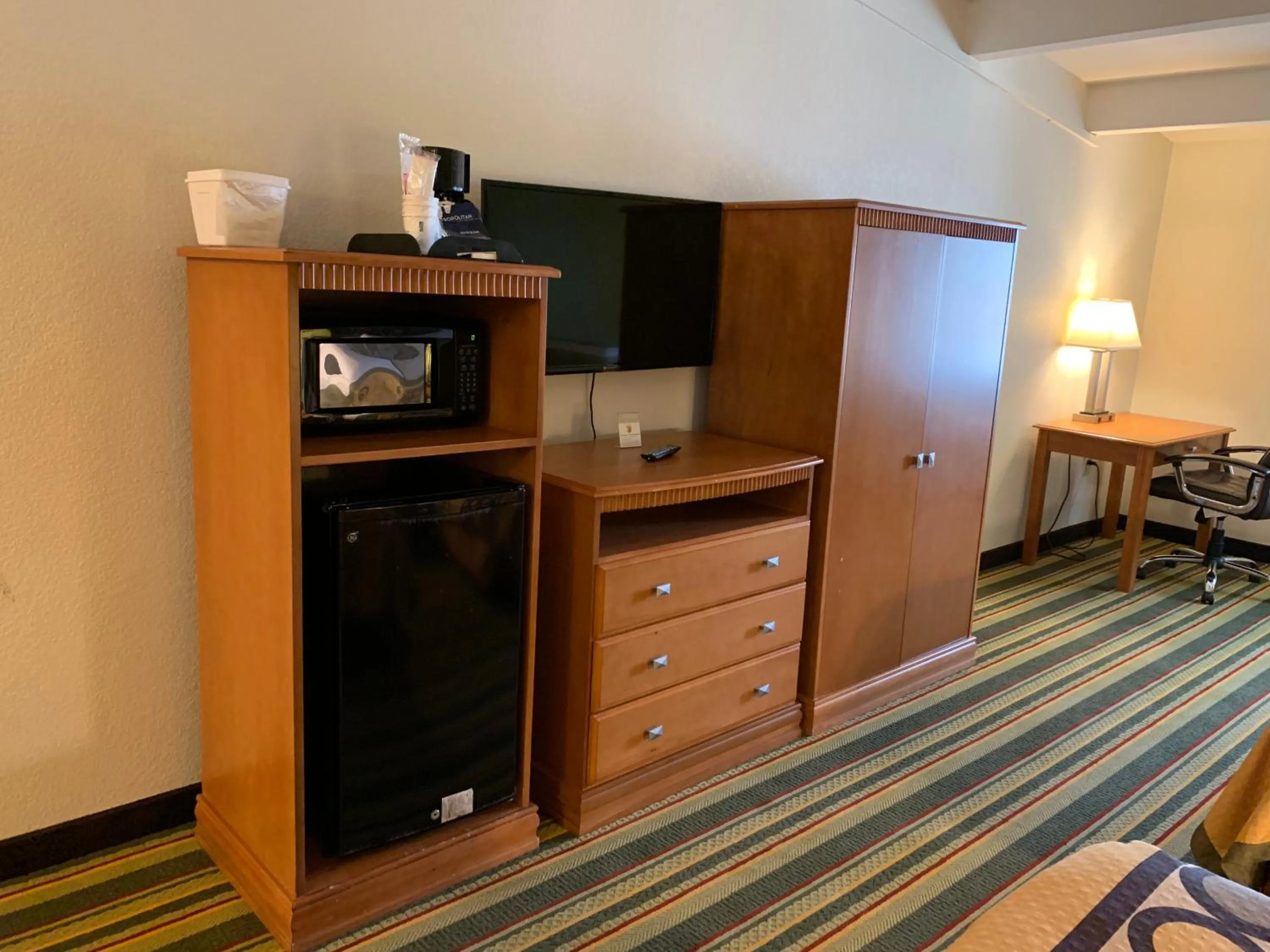 TV and multimedia in Super 8 by Wyndham Beaumont I-10 College St