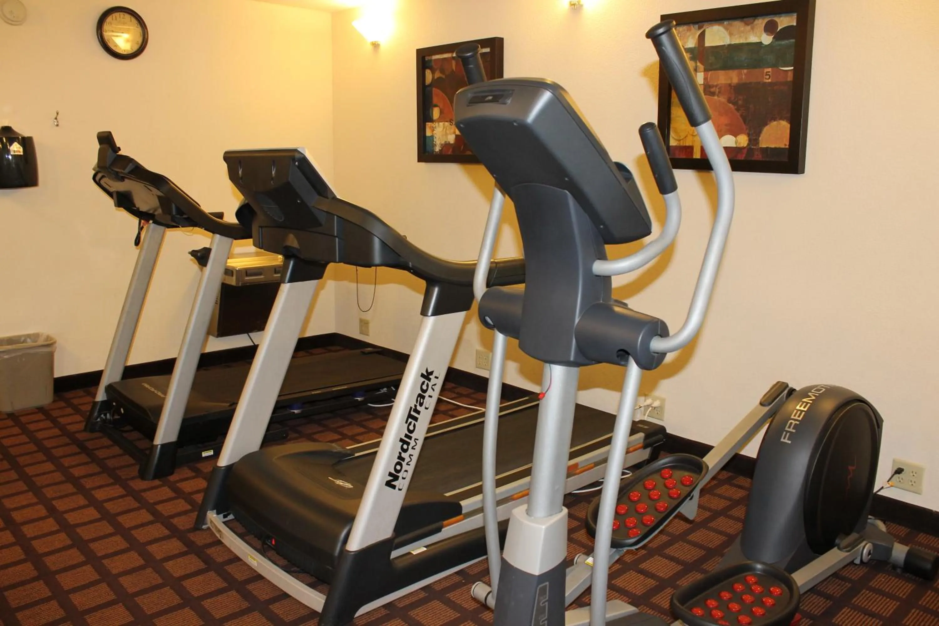 Fitness centre/facilities in Super 8 by Wyndham Beaumont I-10 College St