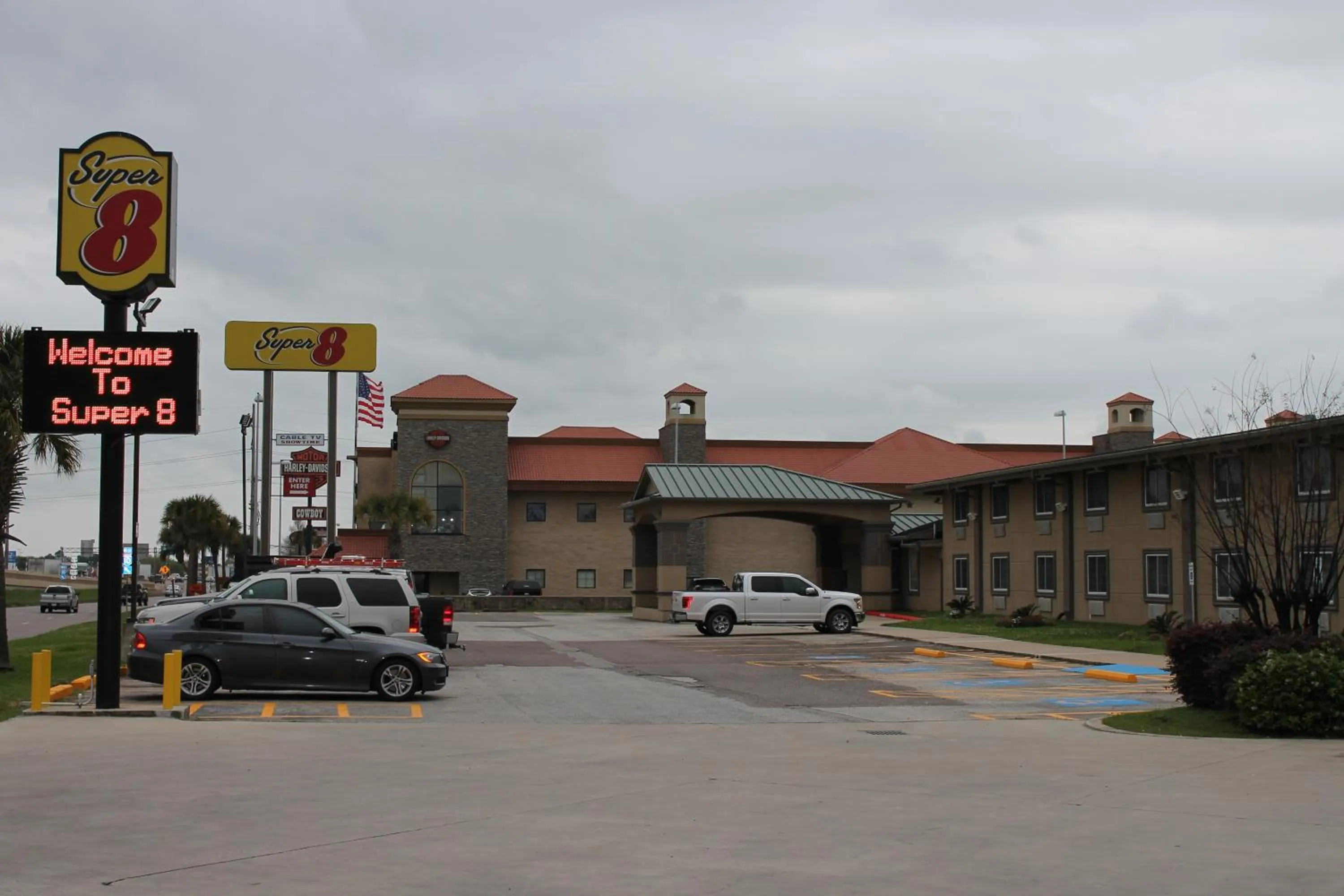 Facade/entrance in Super 8 by Wyndham Beaumont I-10 College St