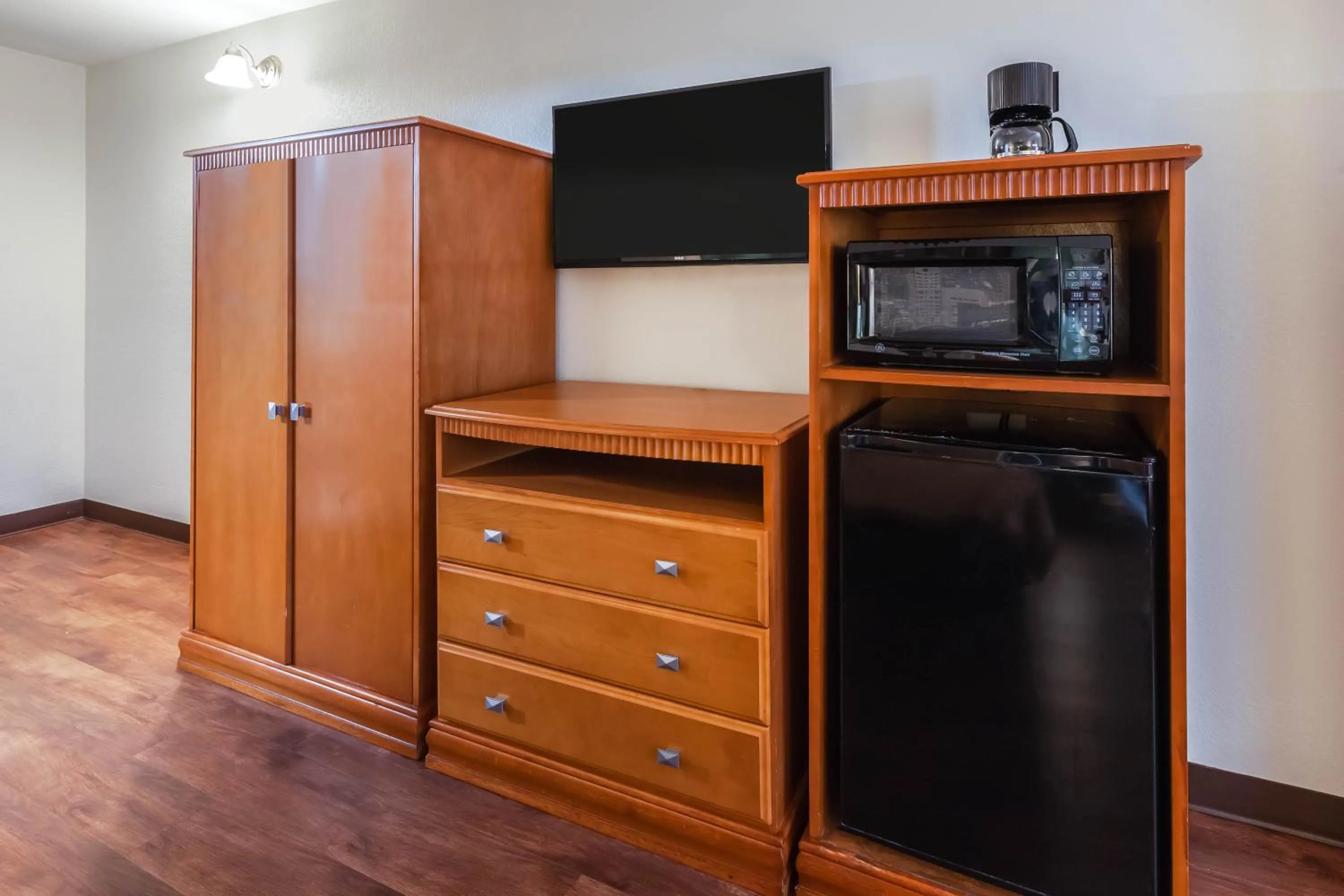 TV and multimedia in Super 8 by Wyndham Beaumont I-10 College St