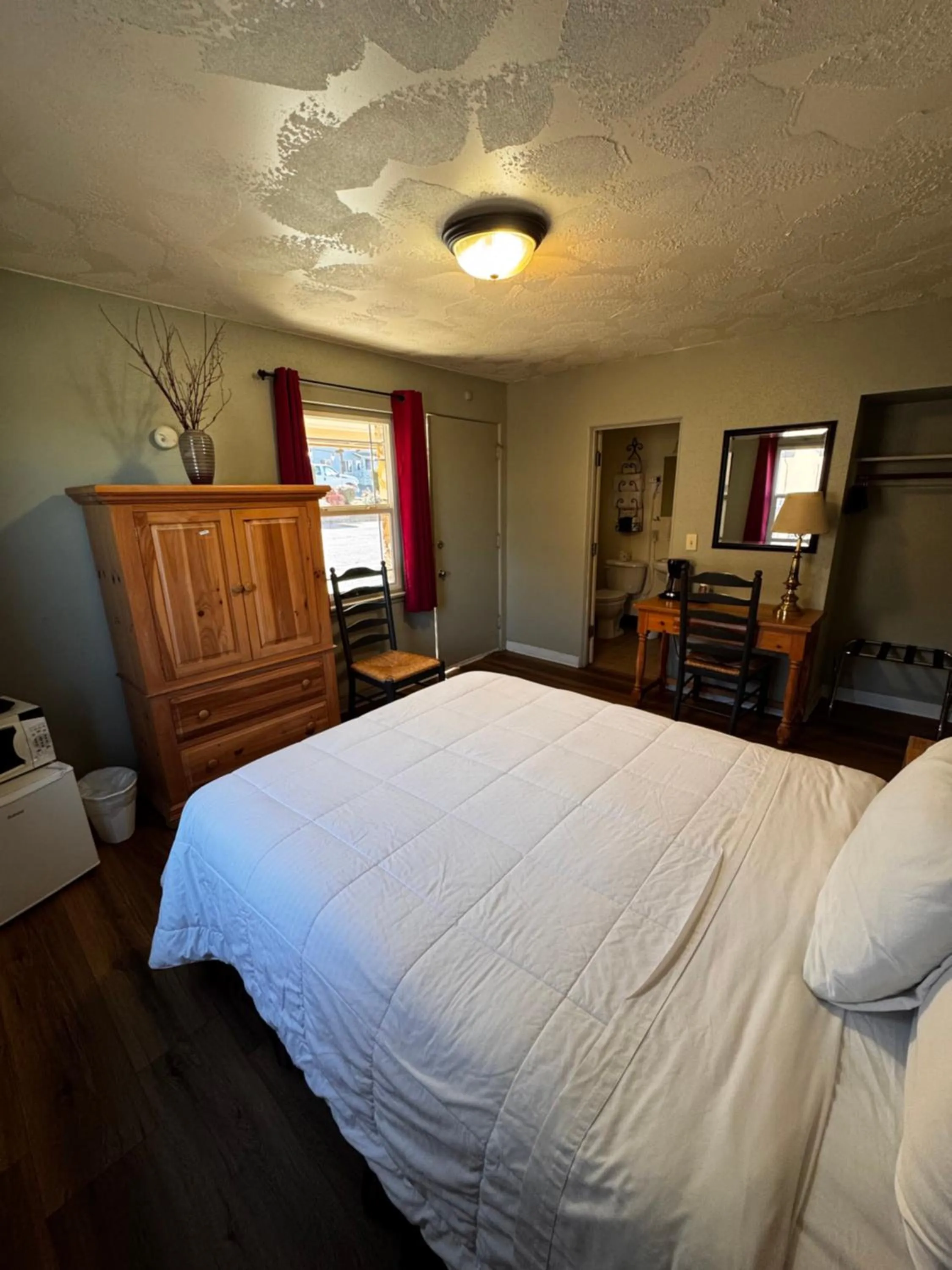 Photo of the whole room, Bed in Rugged Country Lodge