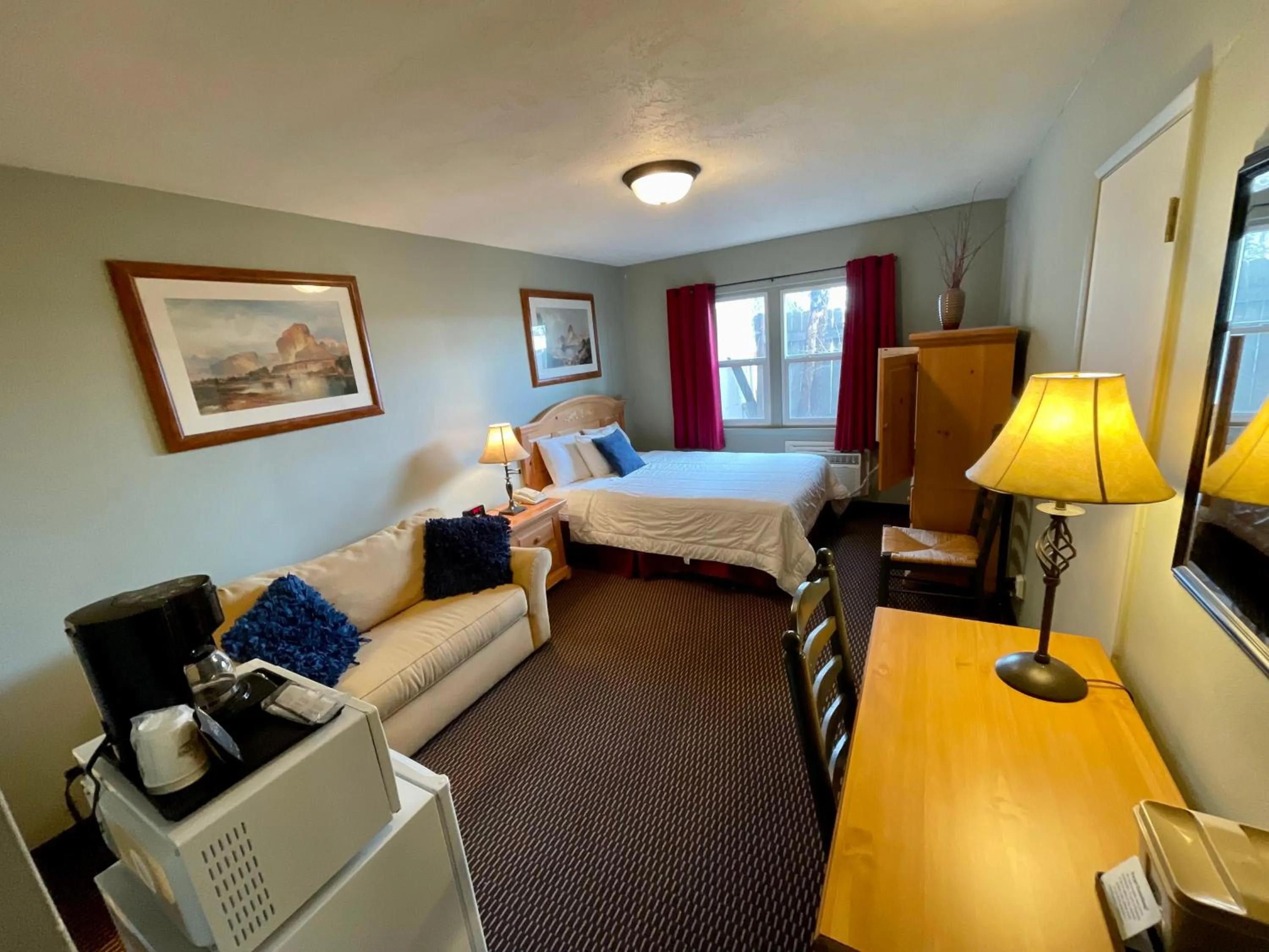 Photo of the whole room, Bed in Rugged Country Lodge