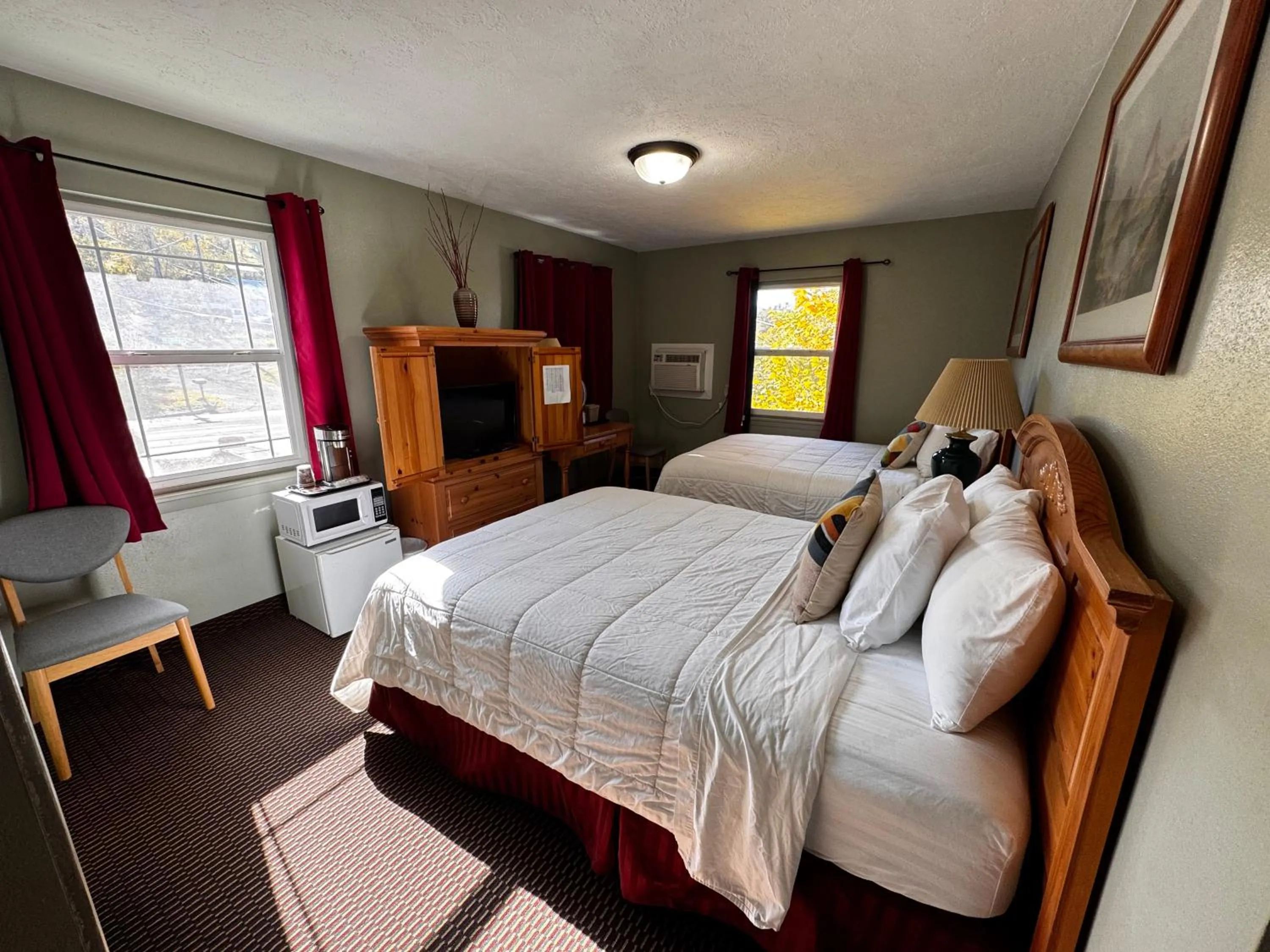 Photo of the whole room, Bed in Rugged Country Lodge