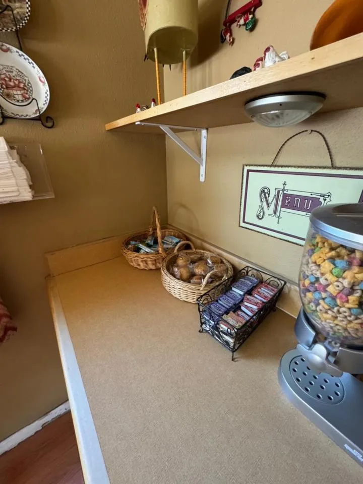 Breakfast in Rugged Country Lodge