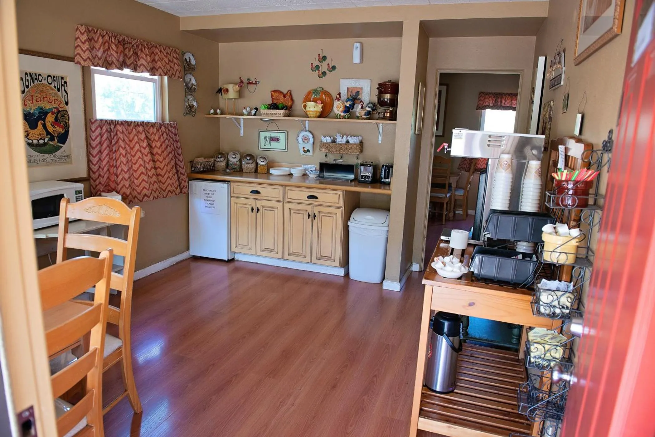 Continental breakfast in Rugged Country Lodge